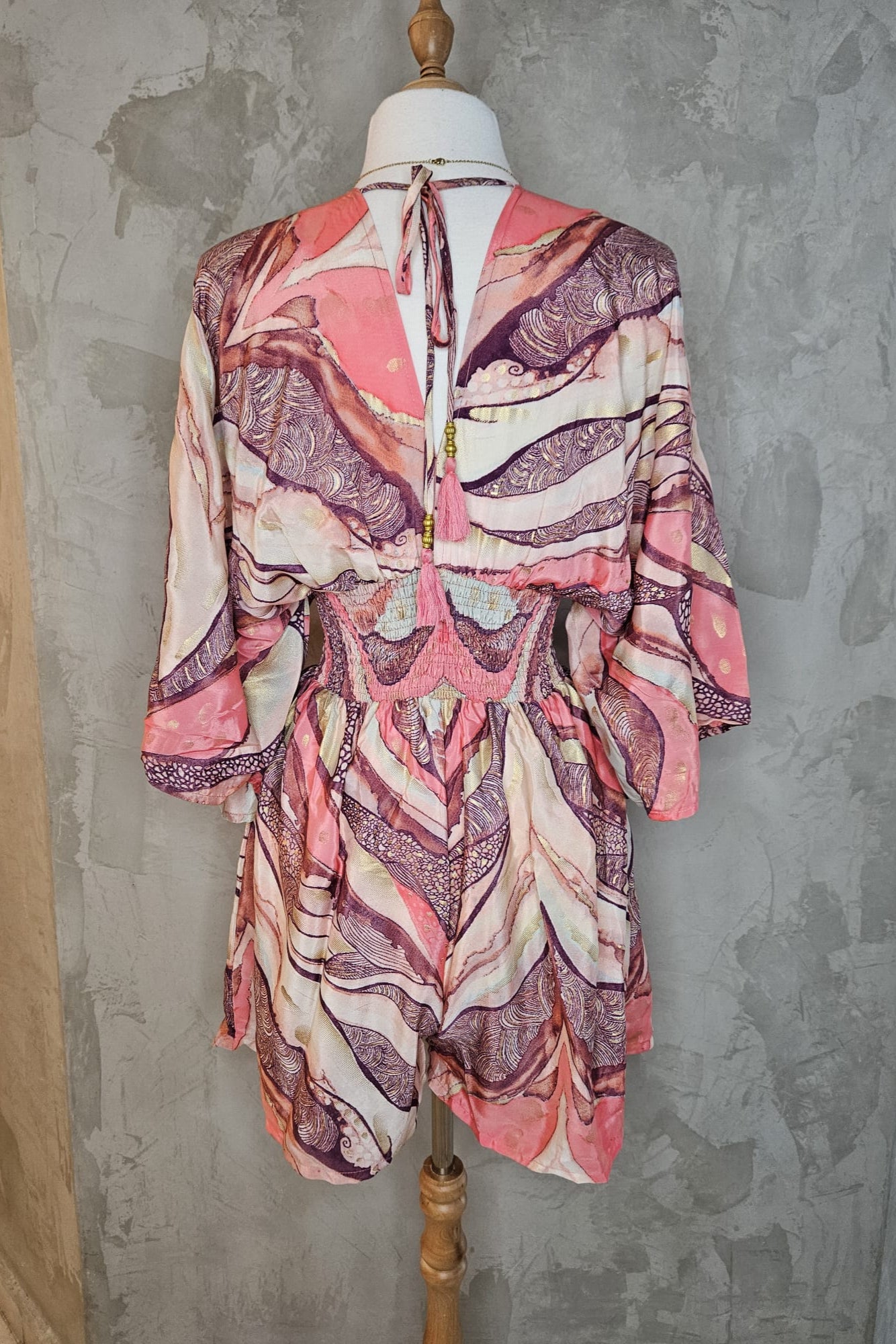 ROMPER EN TONOS CORAL, VIOLETA Y DETALLES DORADOS