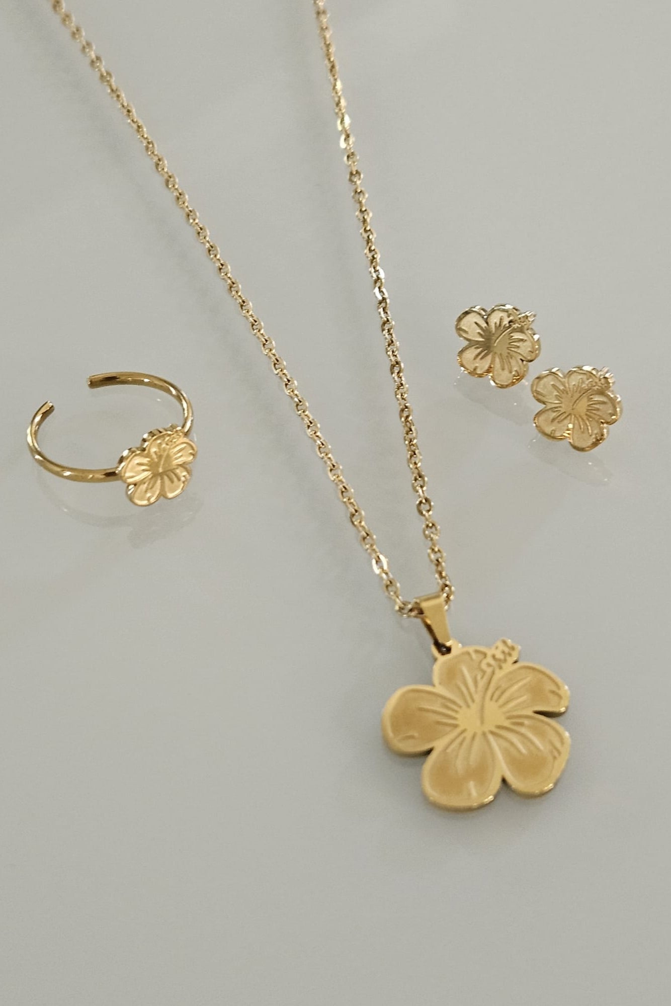 SET DE CADENA, PANTALLAS Y SORTIJA DE AMAPOLA DORADA