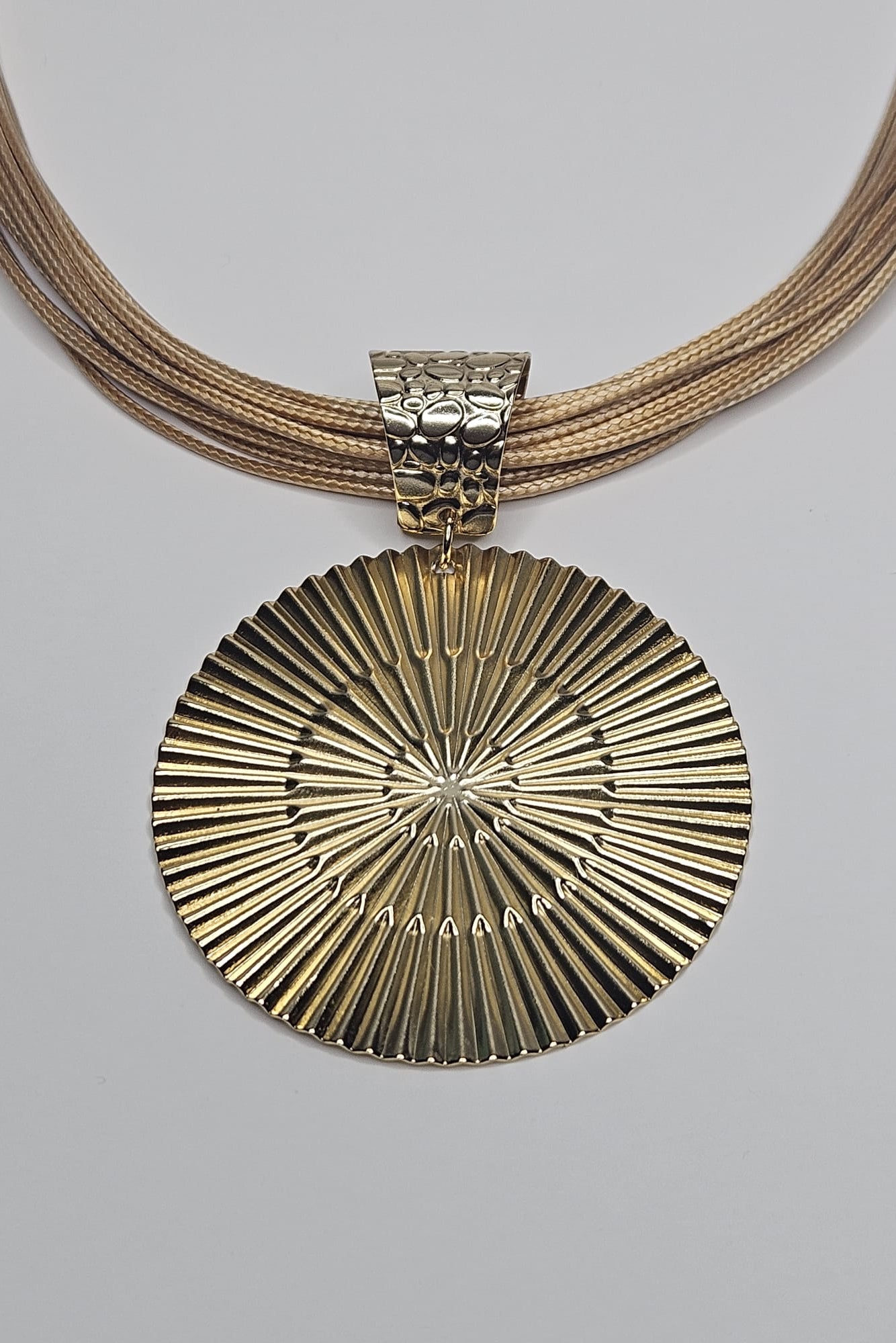 COLLAR DORADO EN PIEL CON PENDANT REDONDO DORADO