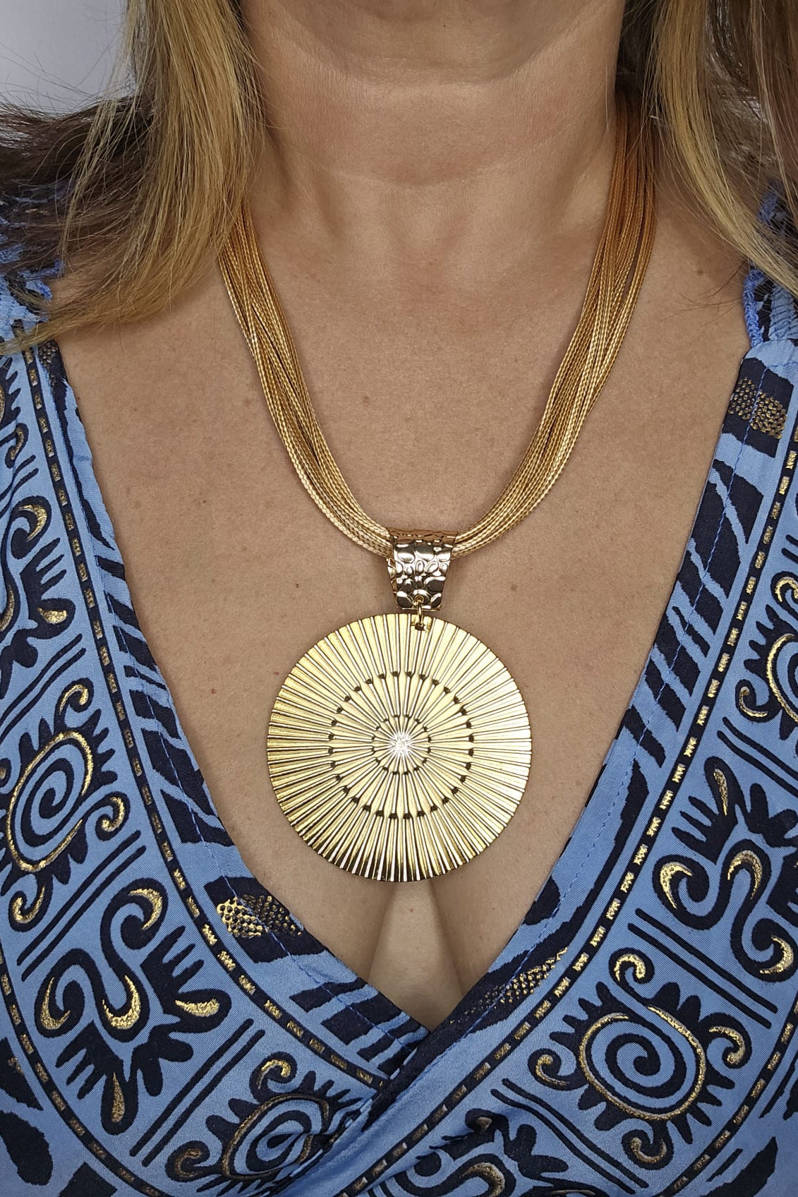 COLLAR DORADO EN PIEL CON PENDANT REDONDO DORADO