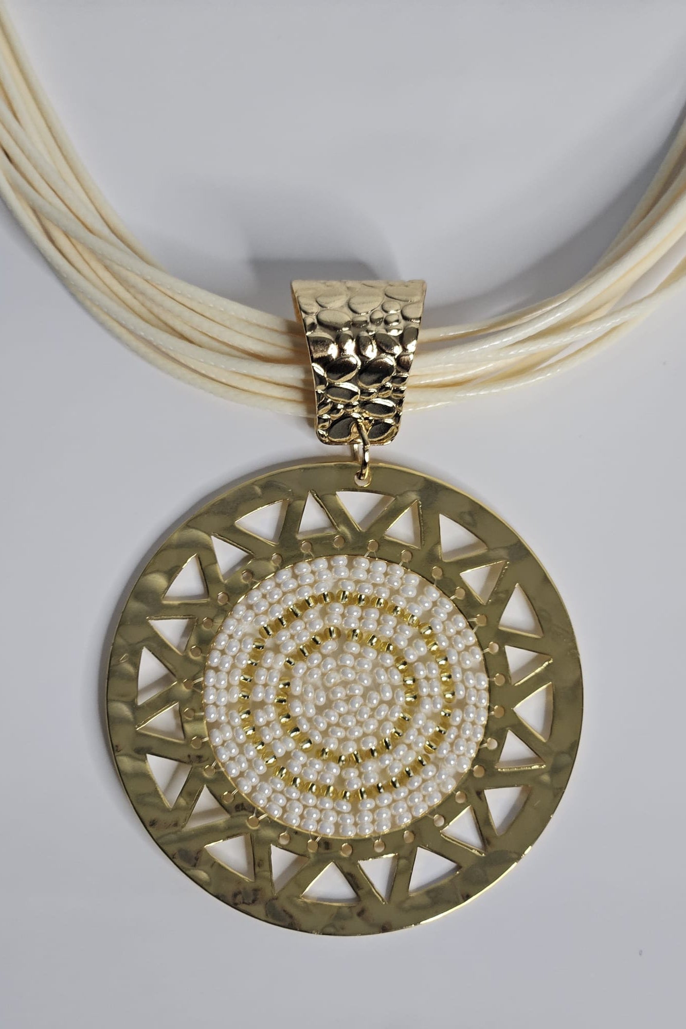 COLLAR EN PIEL CON PENDANT REDONDO DORADO Y BLANCO