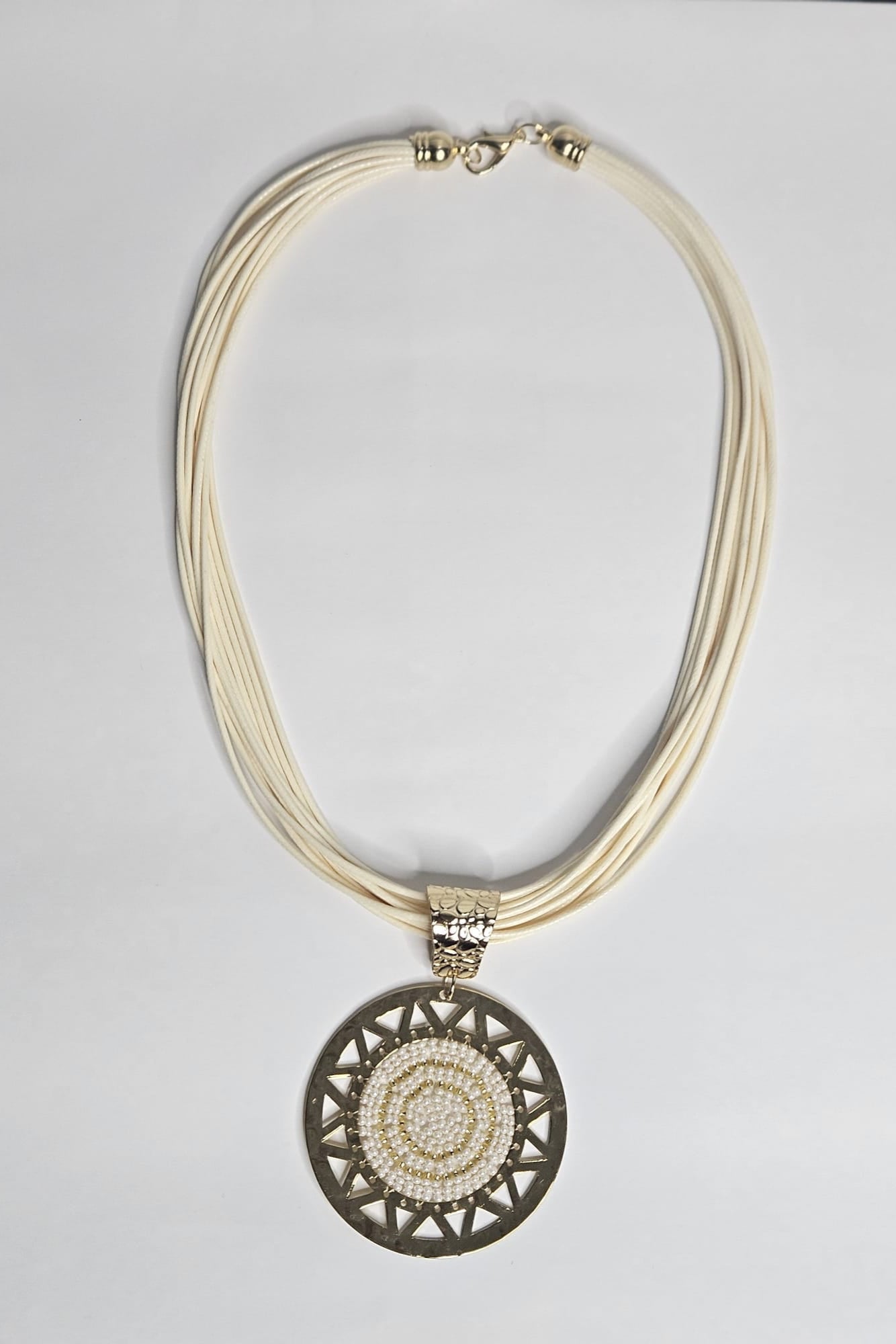 COLLAR EN PIEL CON PENDANT REDONDO DORADO Y BLANCO