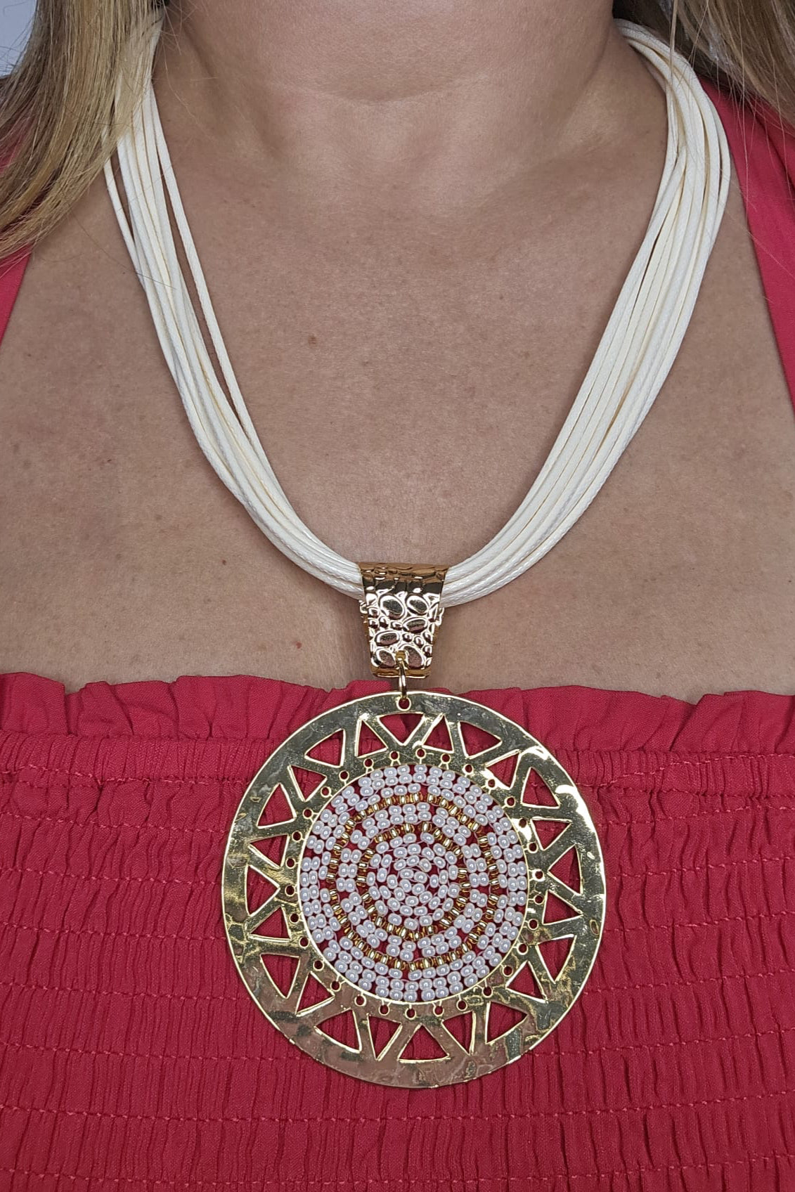 COLLAR EN PIEL CON PENDANT REDONDO DORADO Y BLANCO