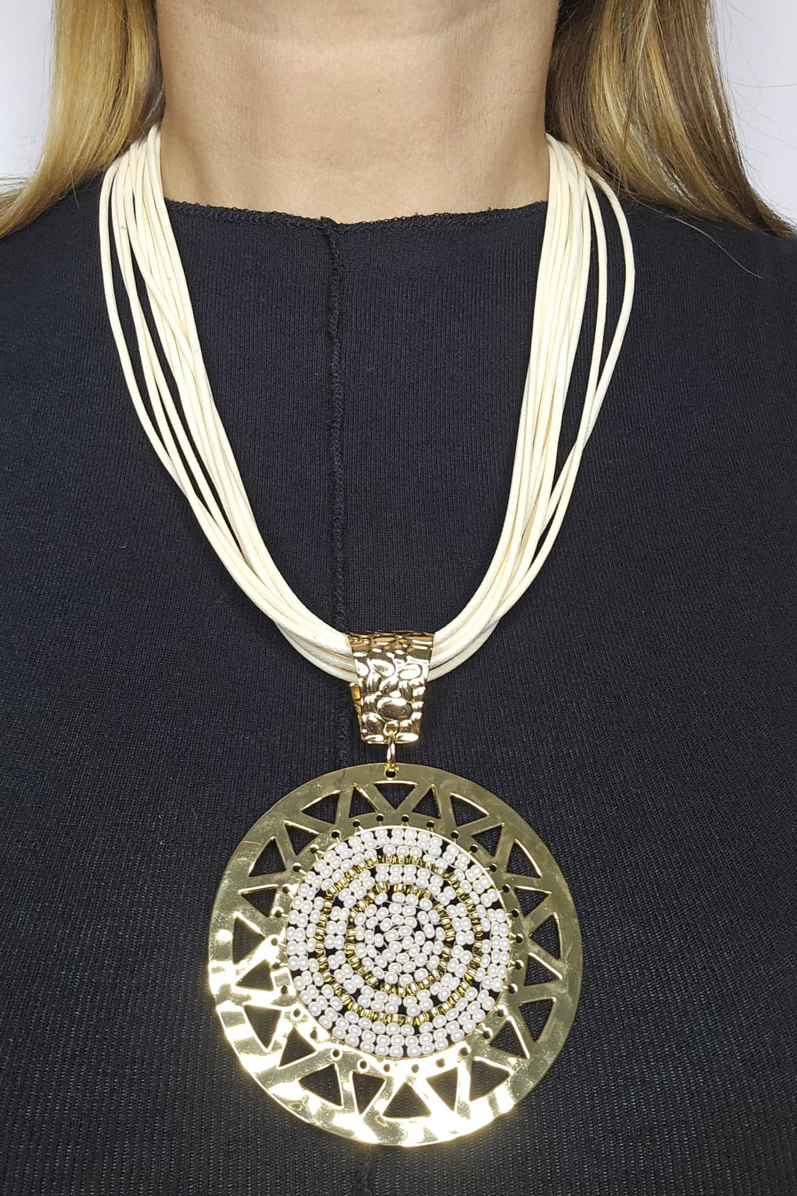 COLLAR EN PIEL CON PENDANT REDONDO DORADO Y BLANCO