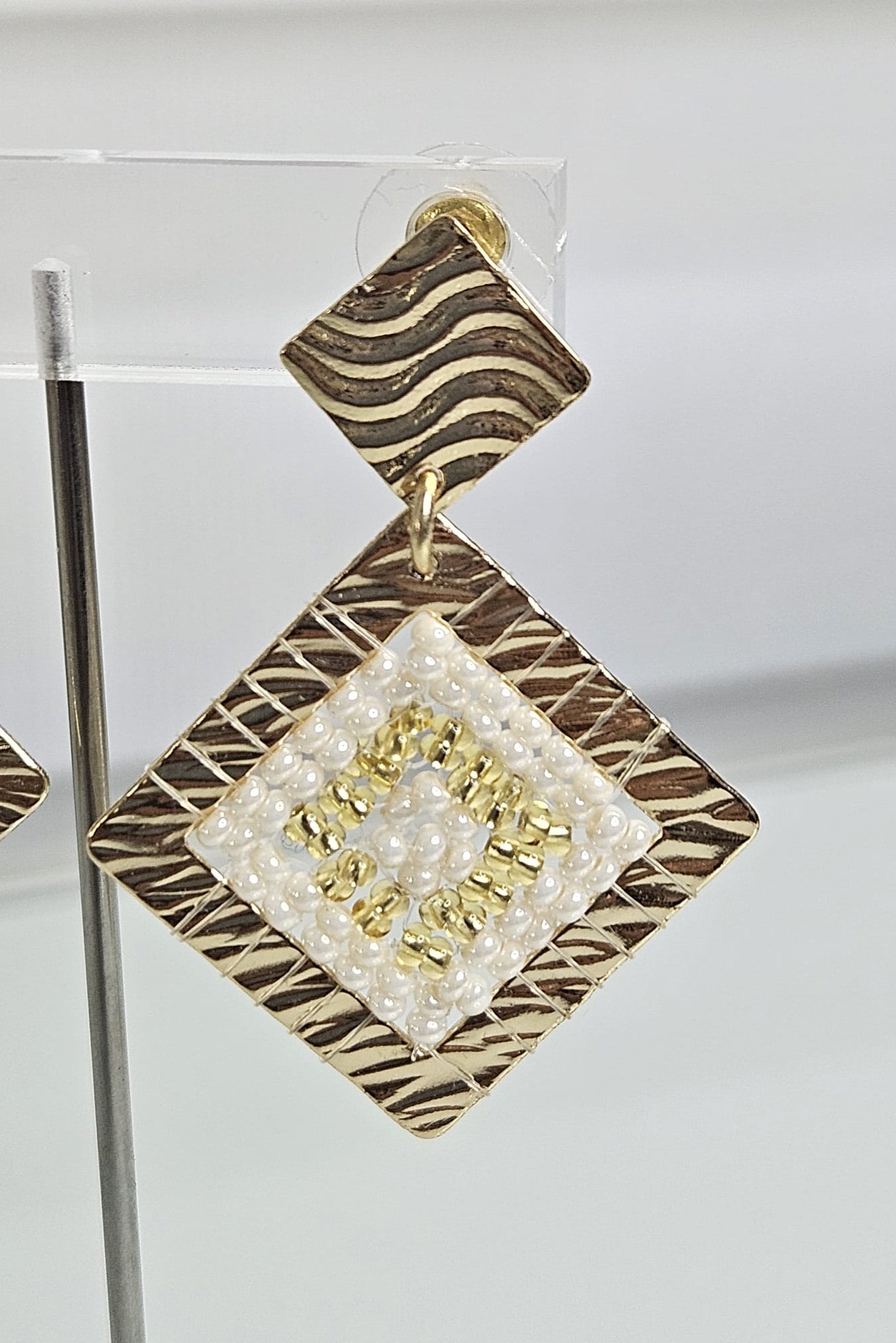 SET DE BRAZALETE Y ARETES DORADO Y BLANCO.