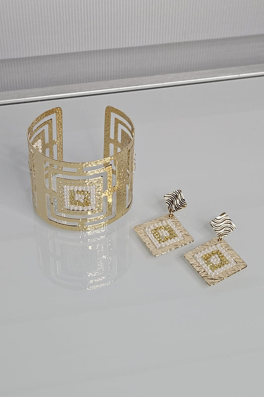 SET DE BRAZALETE Y ARETES DORADO Y BLANCO.
