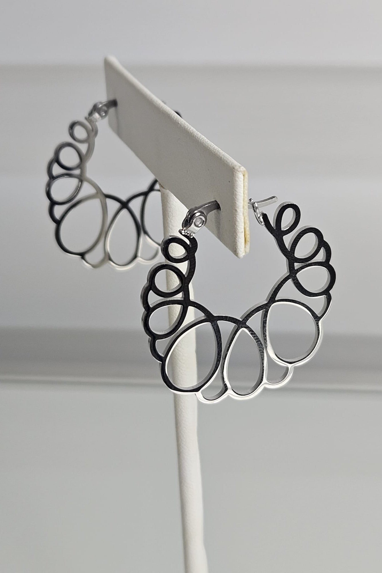 PANTALLAS "HOOPS" PLATEADAS ENTRELAZADAS