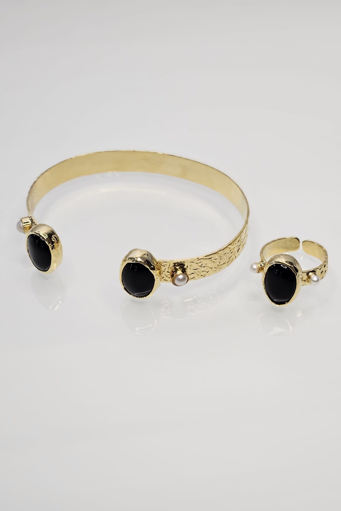 SET TURCO DE BRAZALETE Y SORTIJA DORADO CON PIEDRA NEGRA Y PERLAS