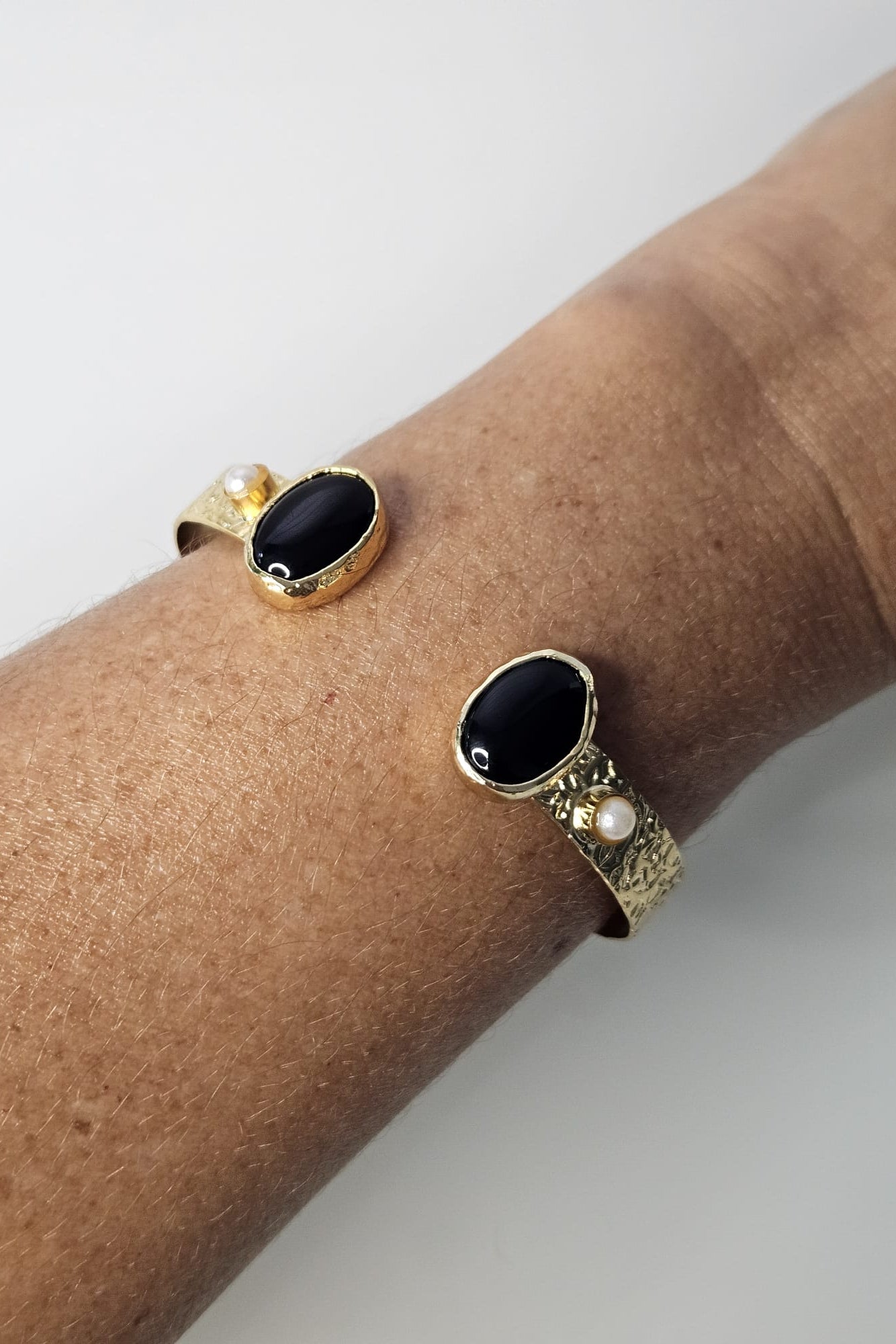 SET TURCO DE BRAZALETE Y SORTIJA DORADO CON PIEDRA NEGRA Y PERLAS