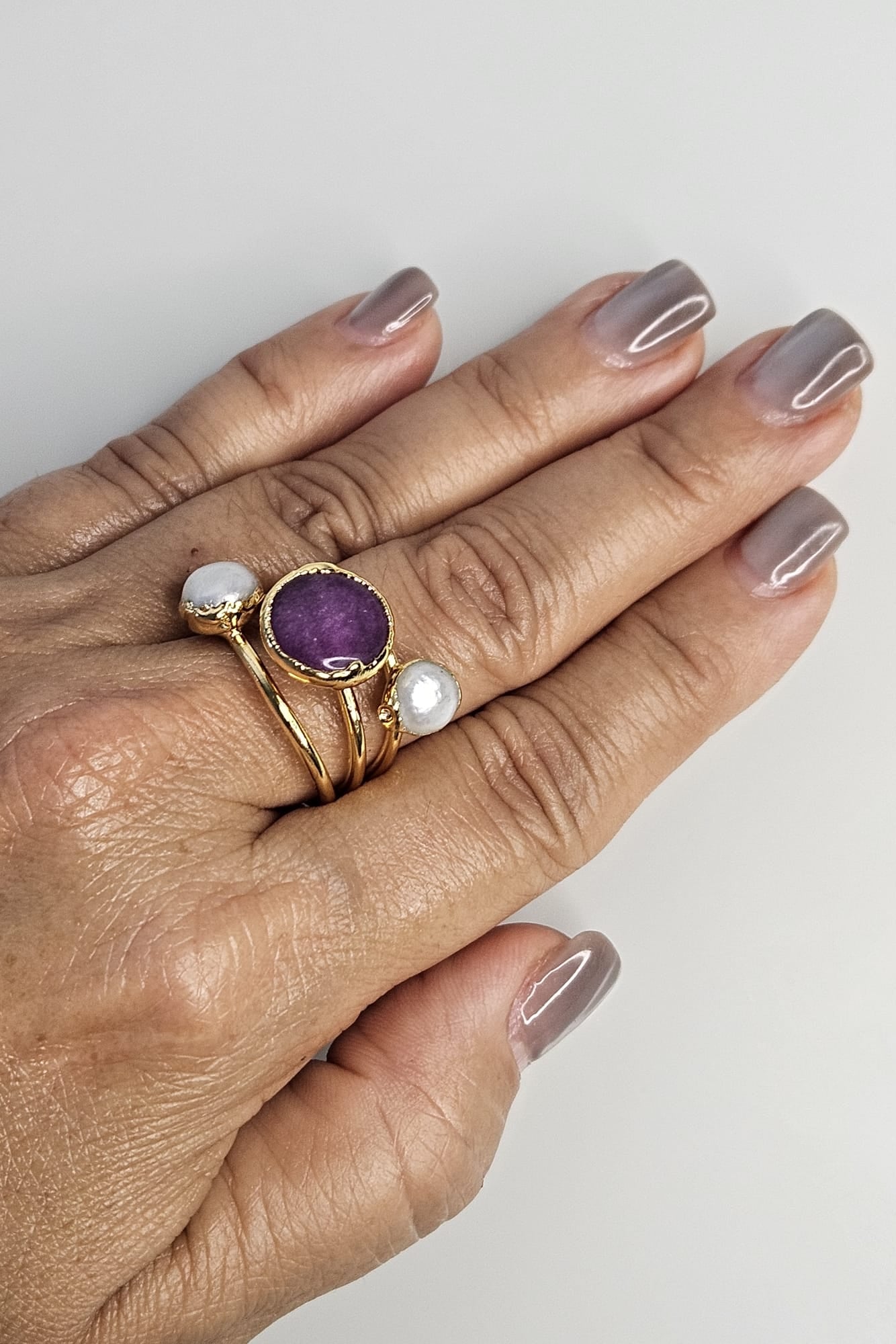 SORTIJA TURCA DORADA CON PIEDRA VIOLETA Y MADRE PERLA