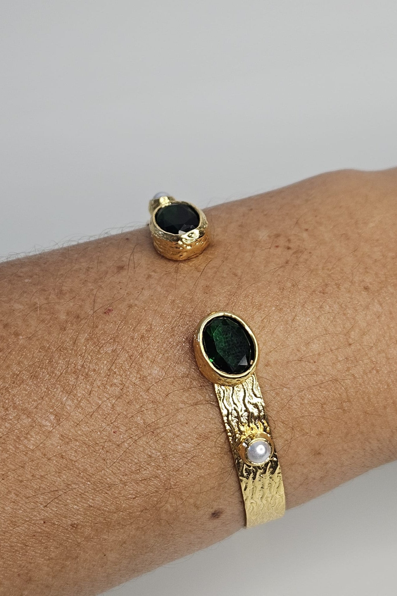 SET TURCO DE BRAZALETE Y SORTIJA DORADO CON PIEDRA VERDE Y PERLAS