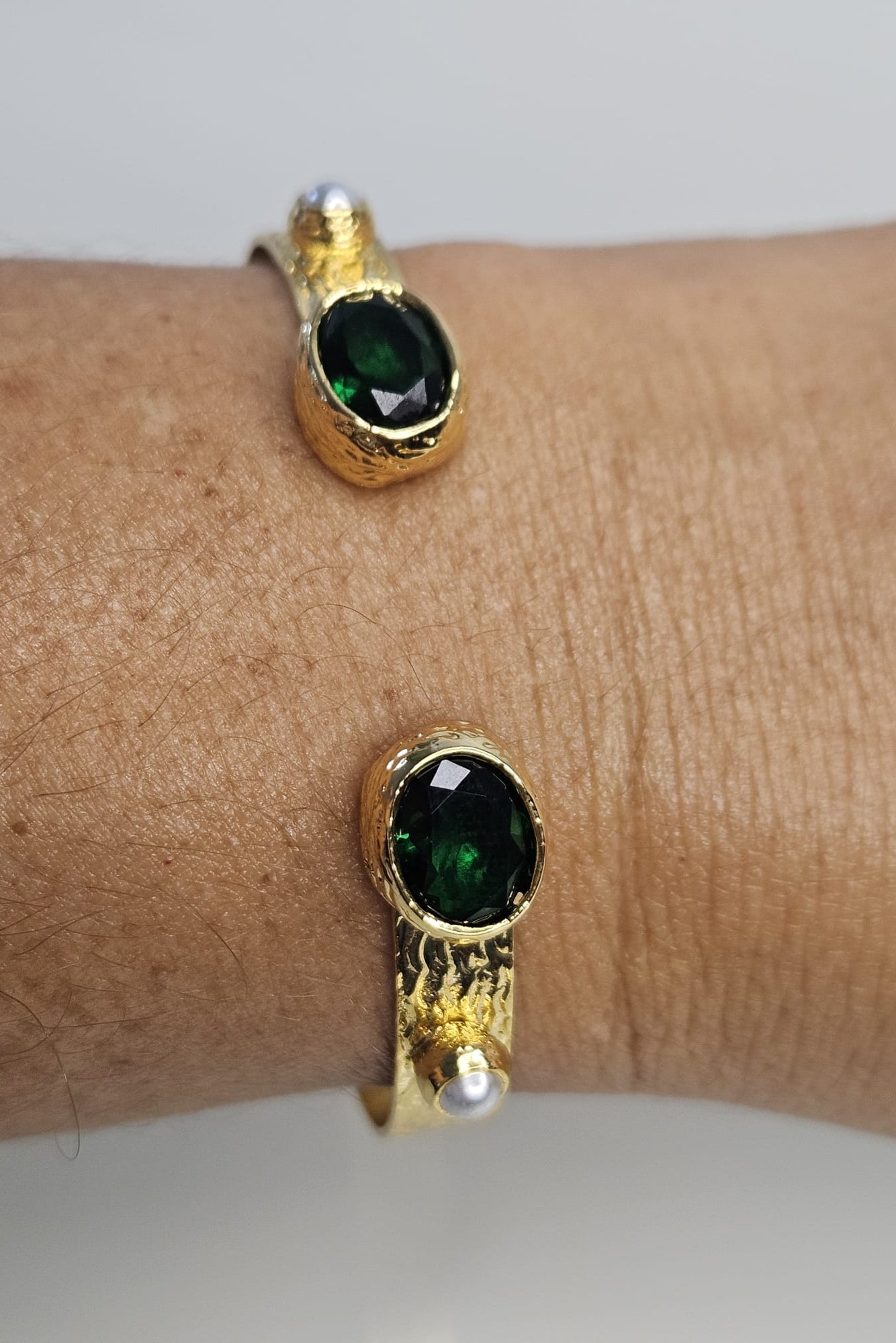 SET TURCO DE BRAZALETE Y SORTIJA DORADO CON PIEDRA VERDE Y PERLAS