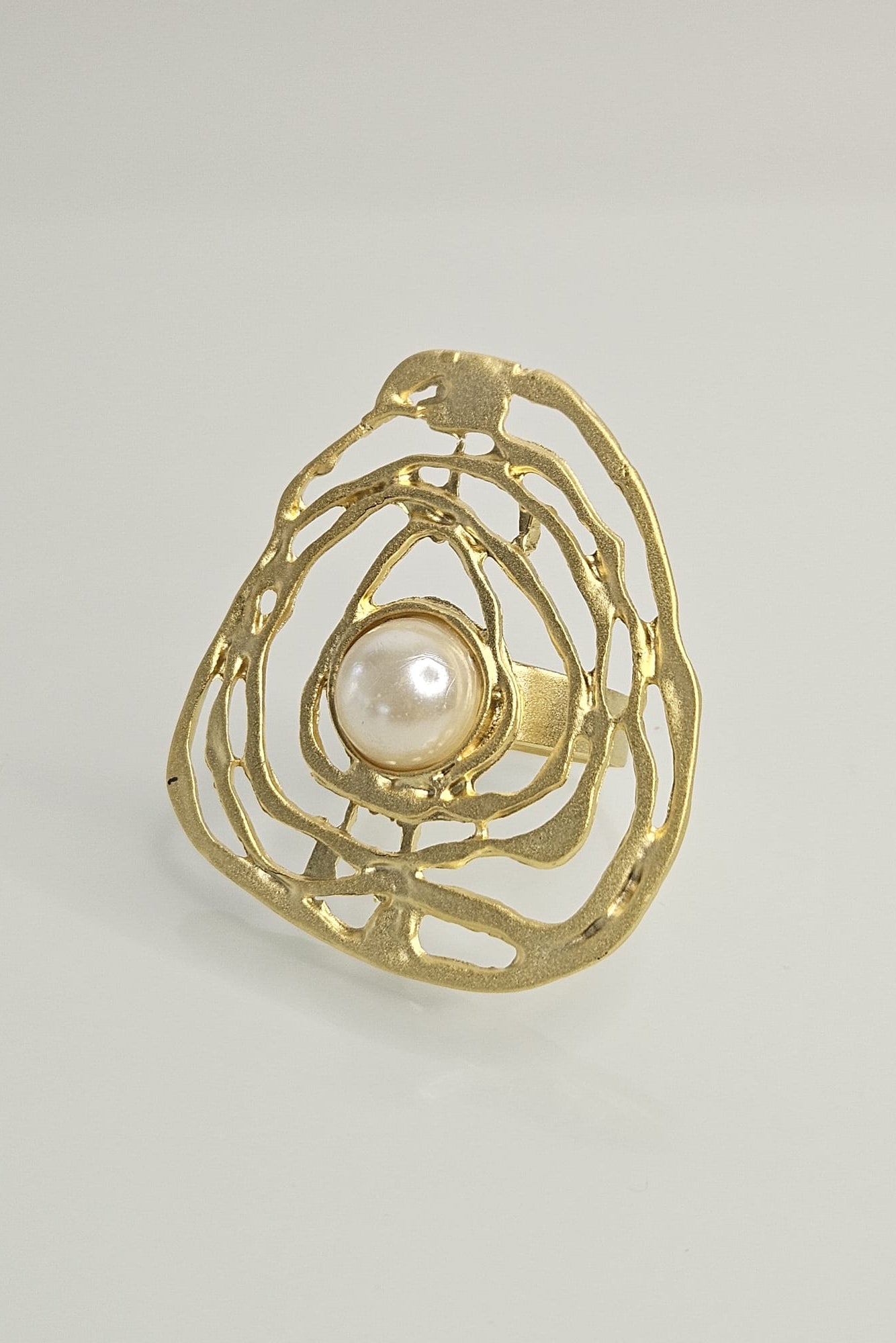SORTIJA TURCA DORADO MATE DISEÑO ABSTRACTO CON PERLA