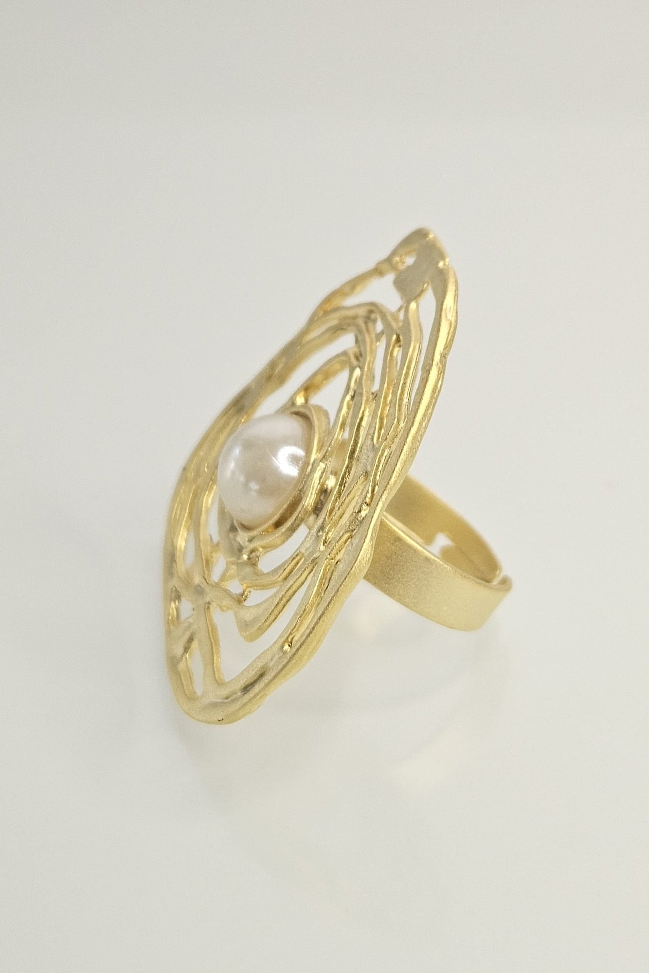 SORTIJA TURCA DORADO MATE DISEÑO ABSTRACTO CON PERLA