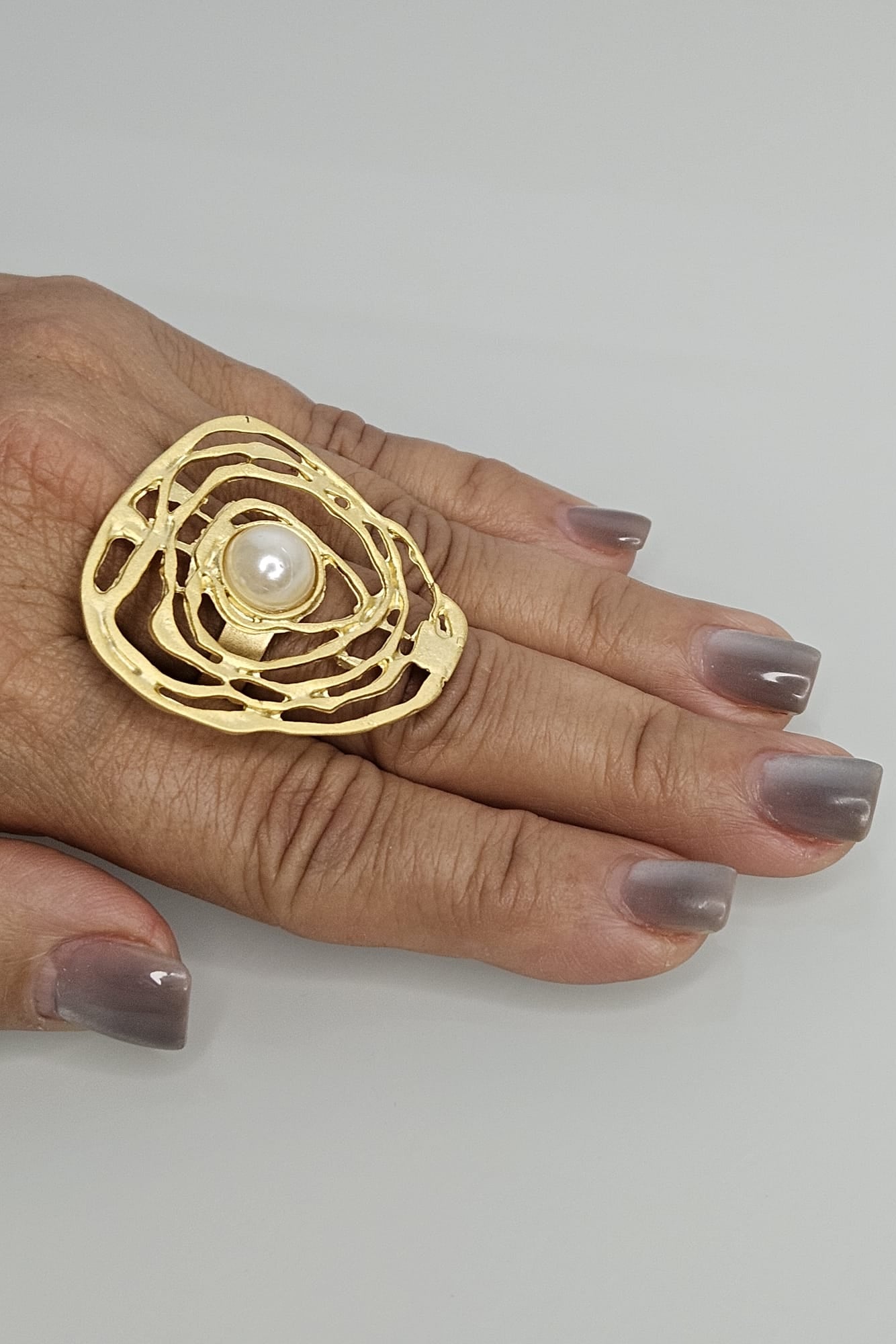 SORTIJA TURCA DORADO MATE DISEÑO ABSTRACTO CON PERLA