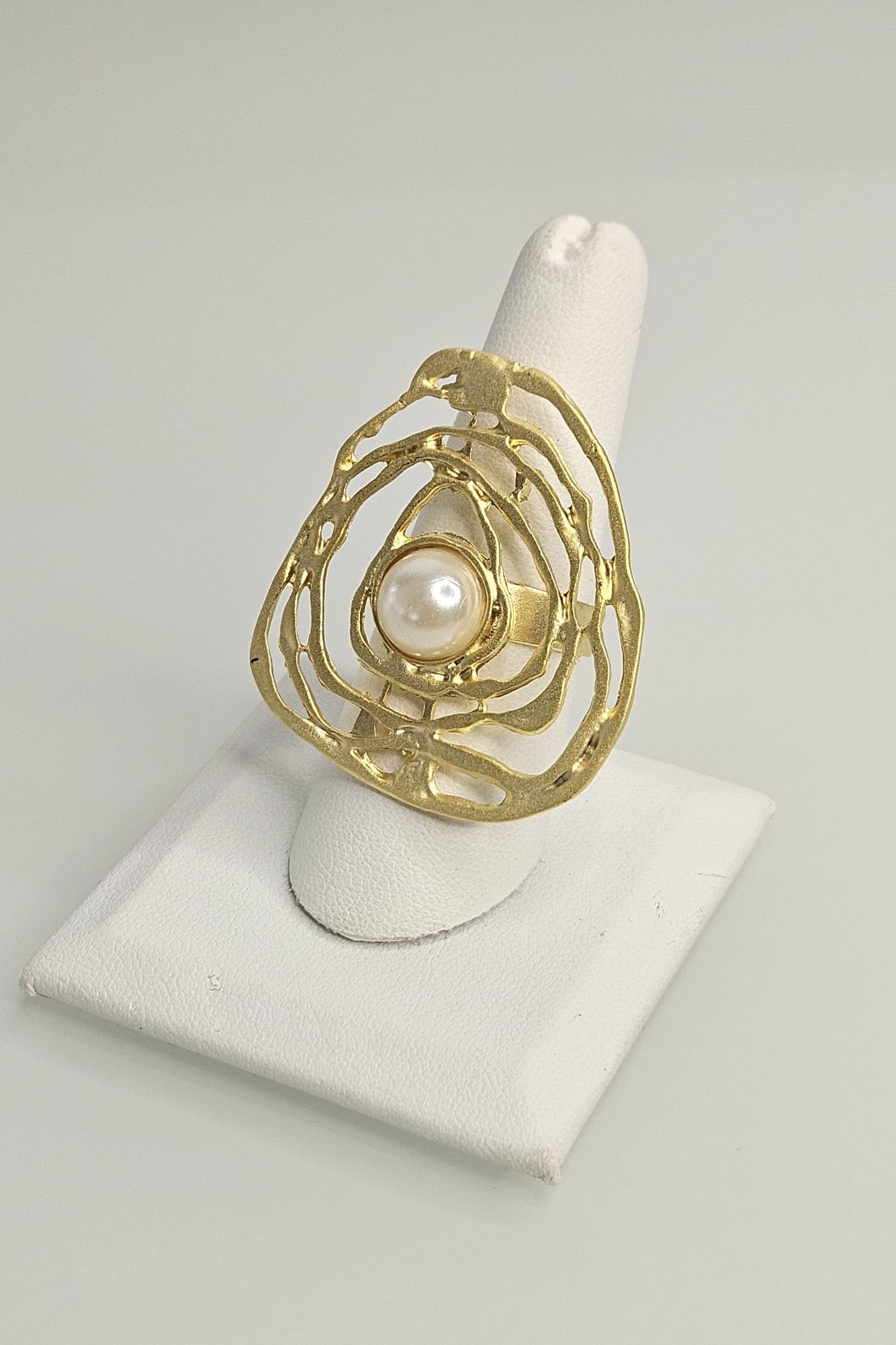 SORTIJA TURCA DORADO MATE DISEÑO ABSTRACTO CON PERLA