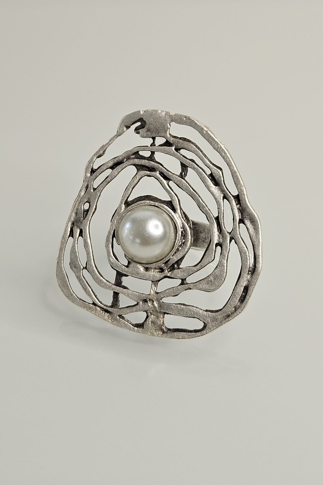 SORTIJA TURCA PLATEADO MATE DISEÑO ABSTRACTO CON PERLA
