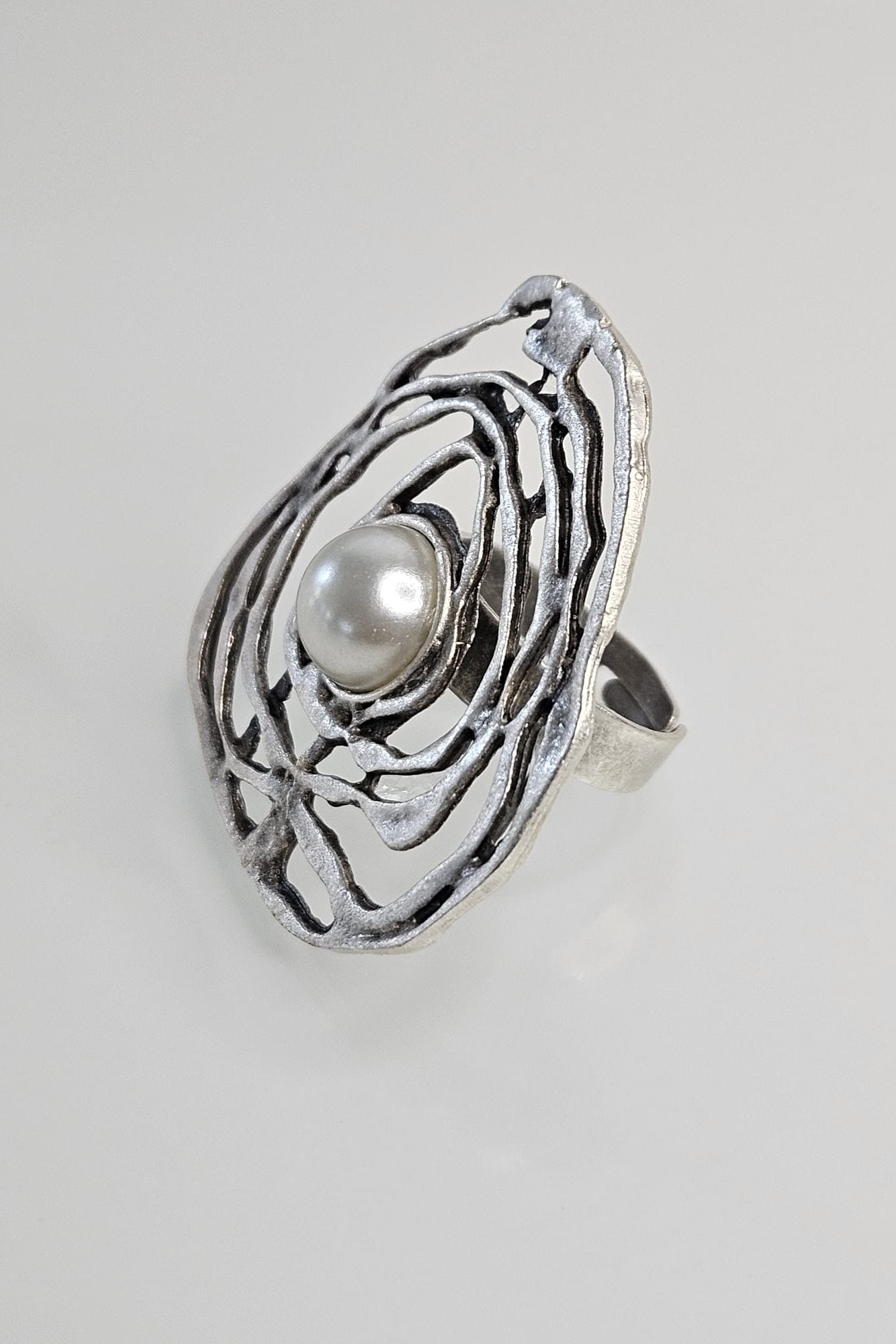 SORTIJA TURCA PLATEADO MATE DISEÑO ABSTRACTO CON PERLA