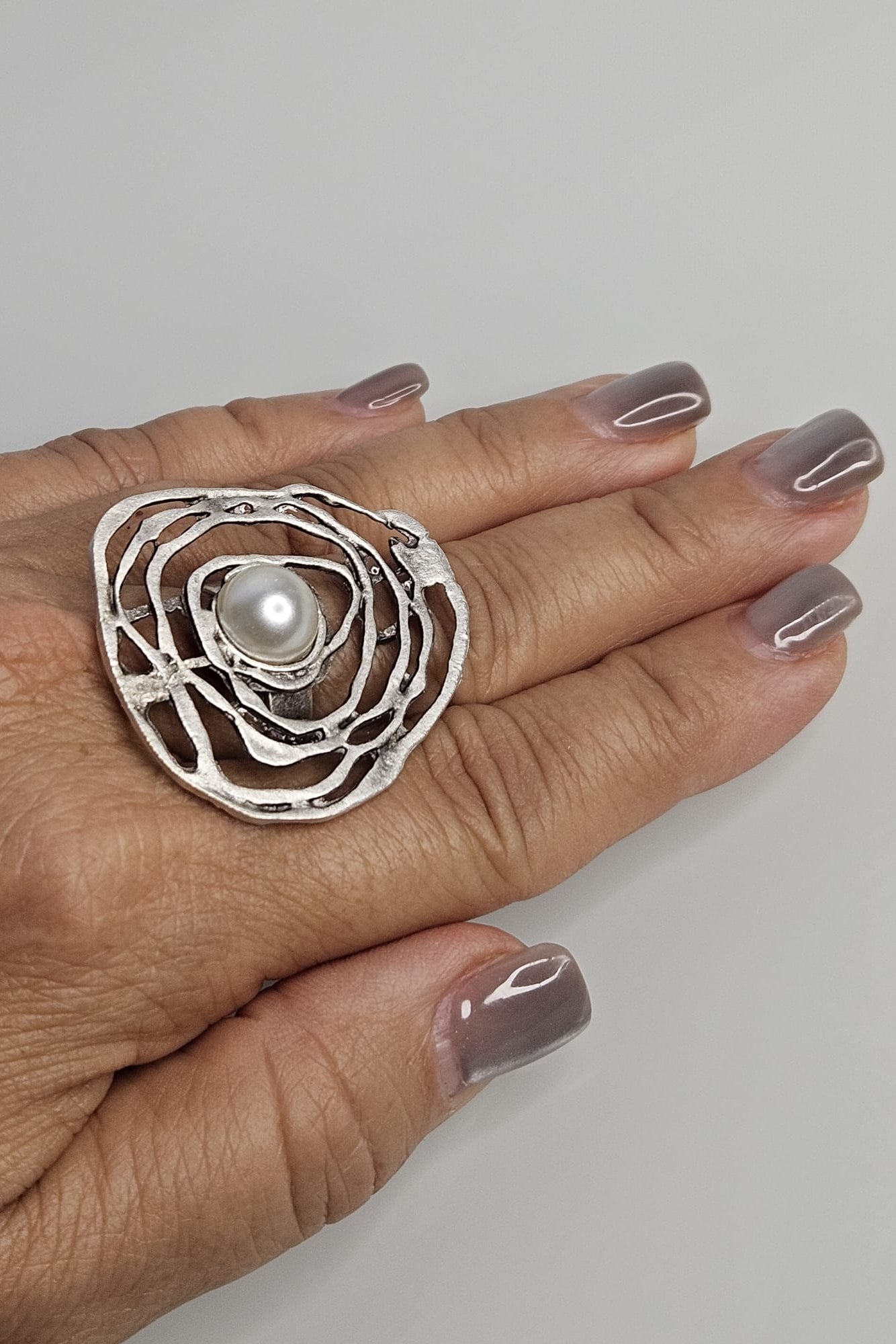 SORTIJA TURCA PLATEADO MATE DISEÑO ABSTRACTO CON PERLA