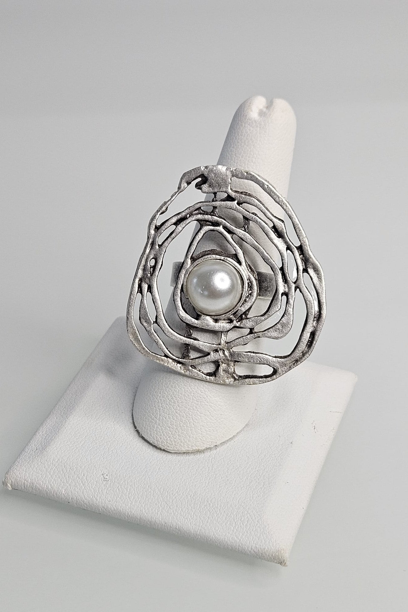 SORTIJA TURCA PLATEADO MATE DISEÑO ABSTRACTO CON PERLA