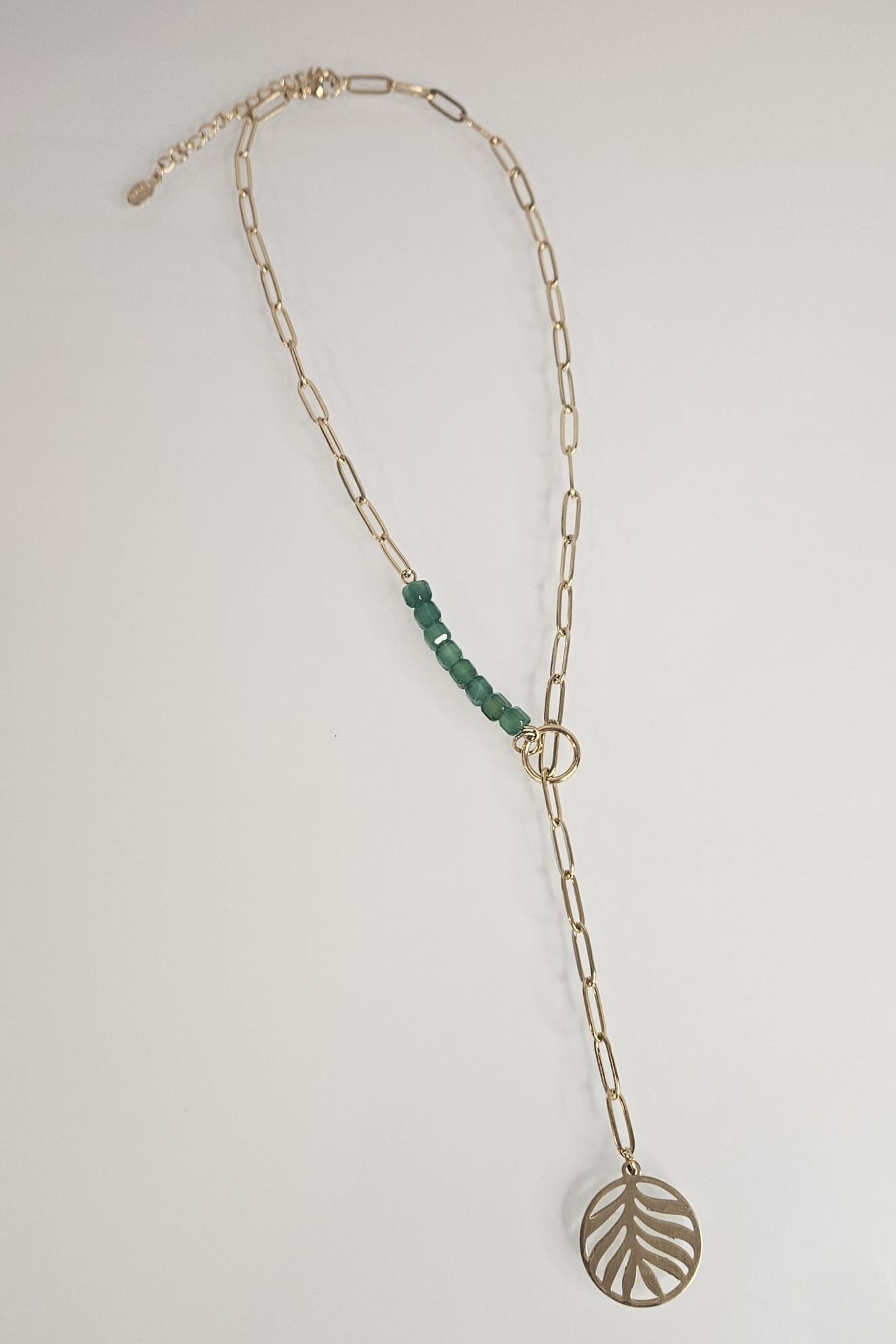 COLLAR DORADO CON CRISTALES VERDES Y PENDANT DE HOJA