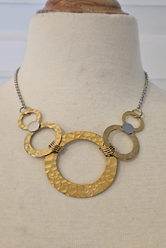 COLLAR DE CADENA PLATEADA Y AROS DORADOS