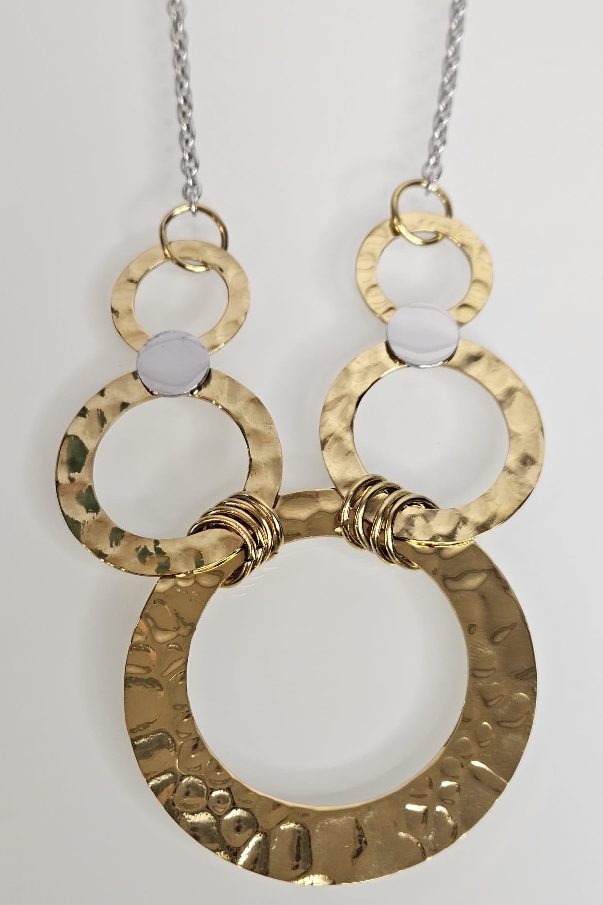 COLLAR DE CADENA PLATEADA Y AROS DORADOS