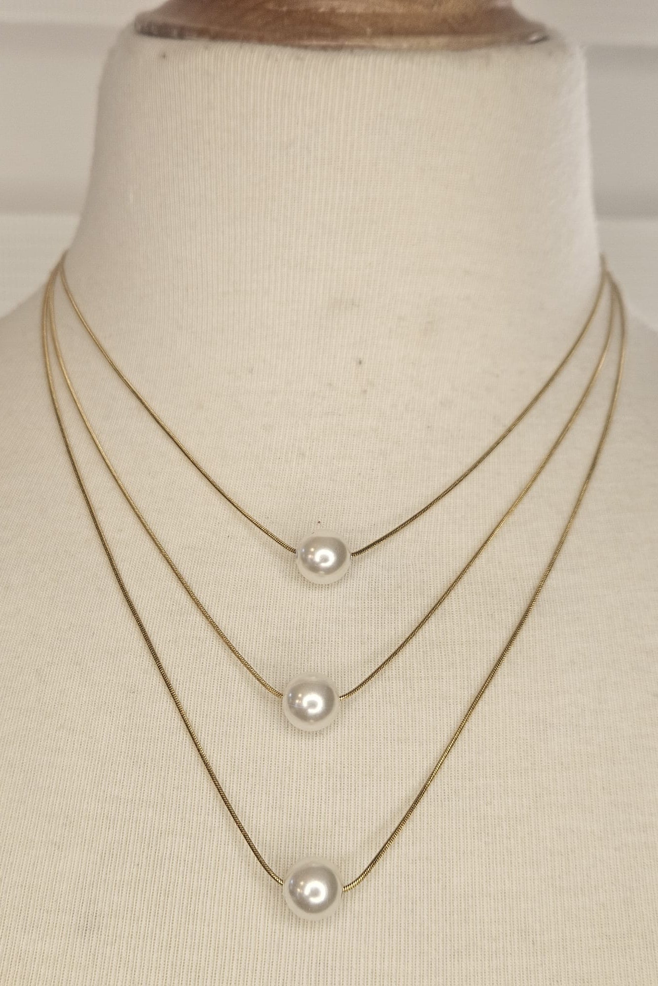 CADENA DORADA DE TRES "LAYERS" CON PERLAS Y PANTALLAS