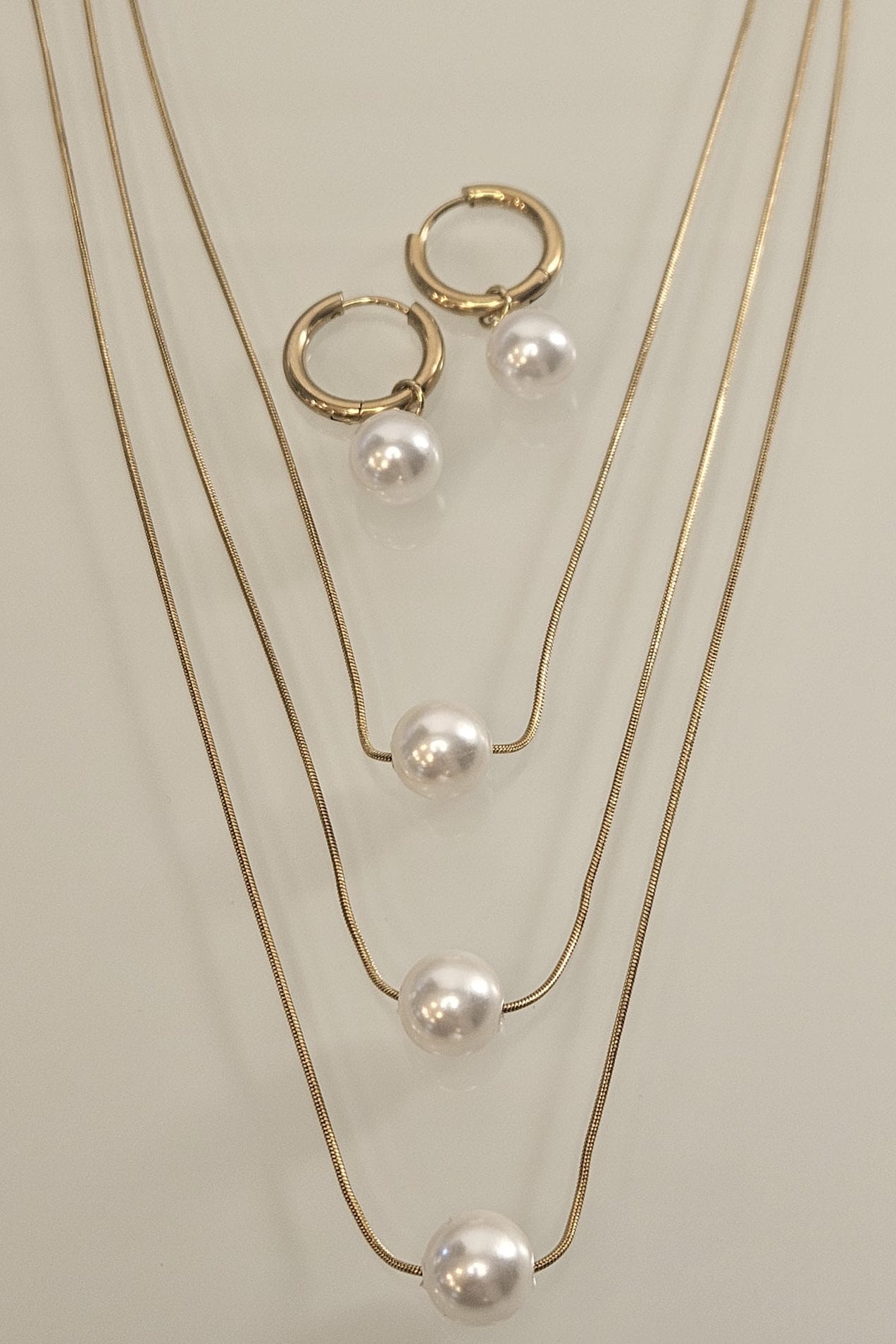 CADENA DORADA DE TRES "LAYERS" CON PERLAS Y PANTALLAS