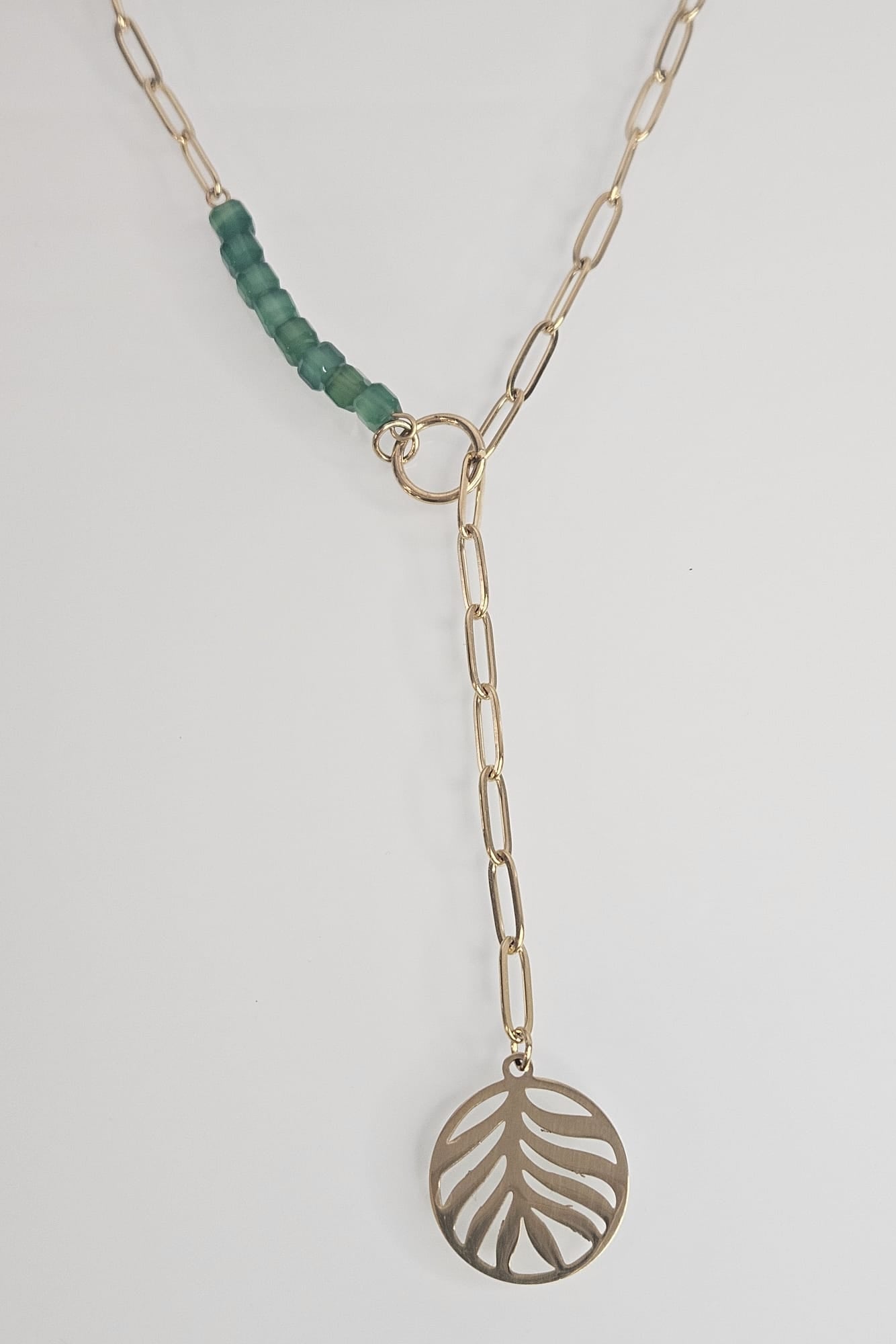 COLLAR DORADO CON CRISTALES VERDES Y PENDANT DE HOJA