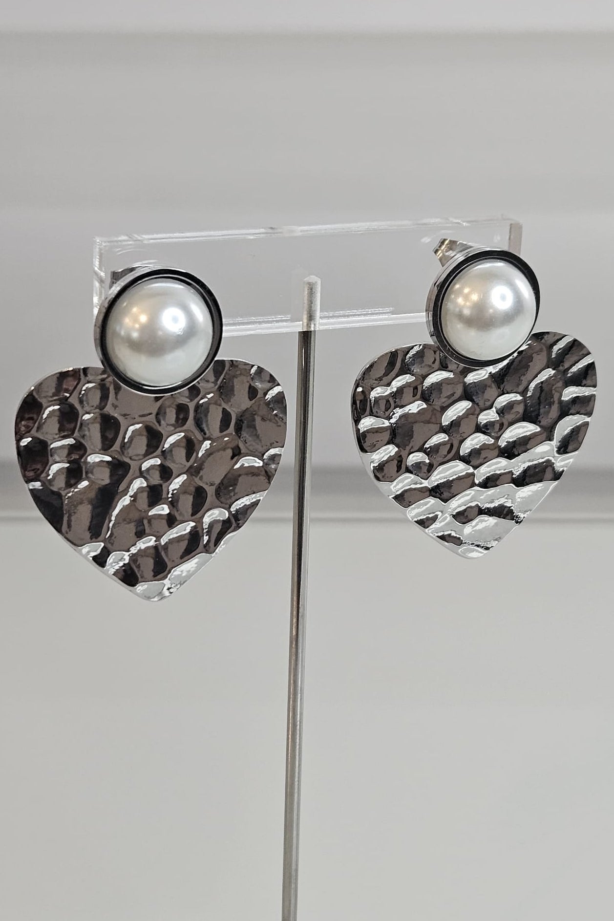 PANTALLAS DE CORAZÓN PLATEADO CON PERLA