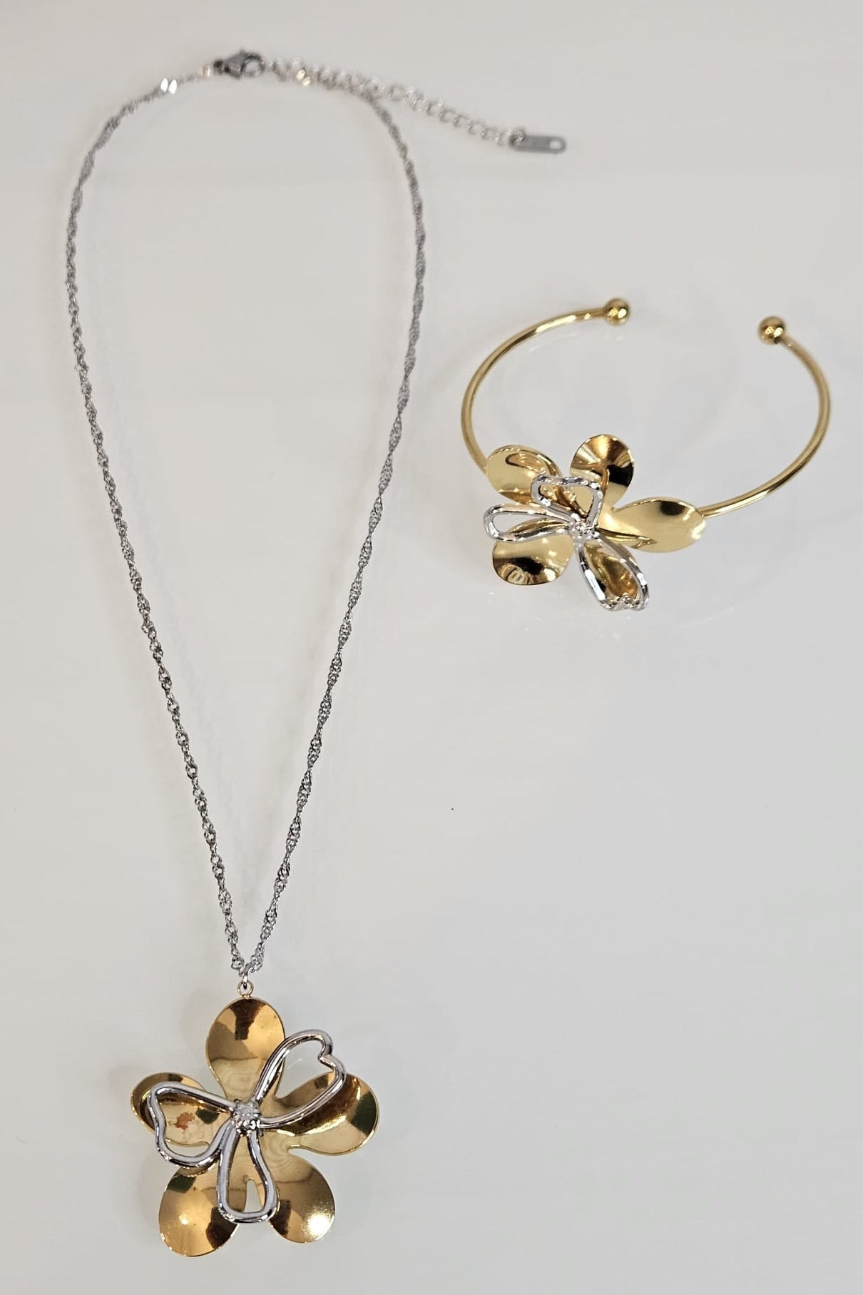 SET DE CADENA Y BRAZALETE DE FLOR DOS TONOS