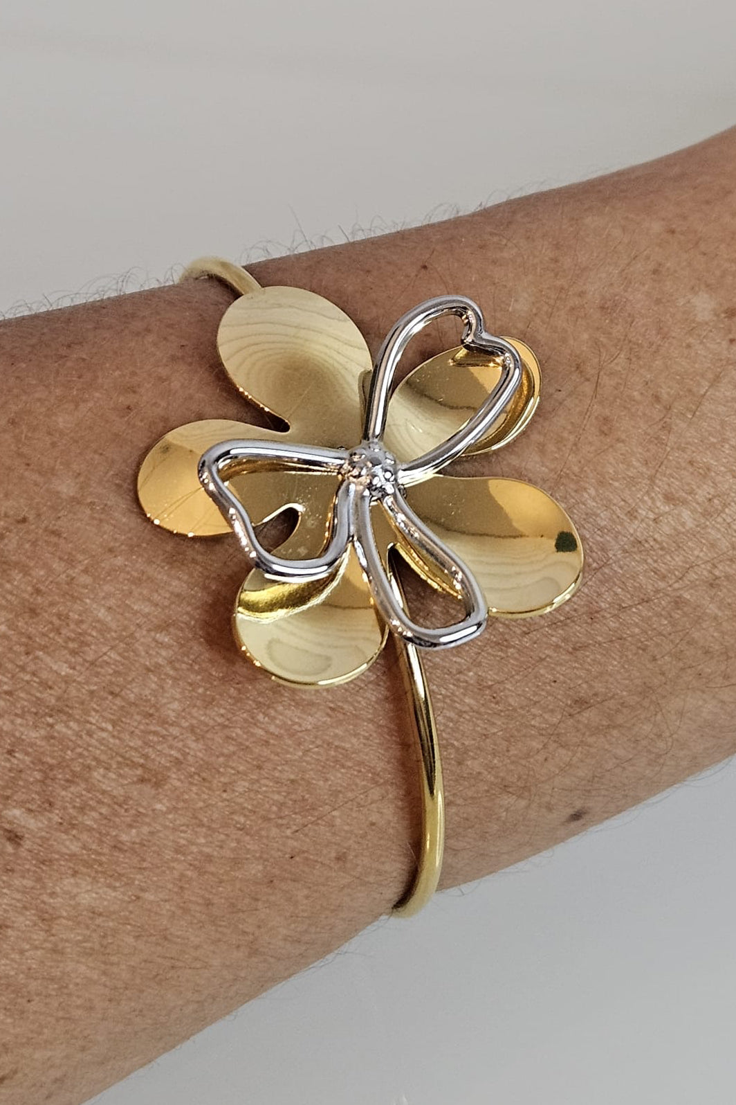 SET DE CADENA Y BRAZALETE DE FLOR DOS TONOS