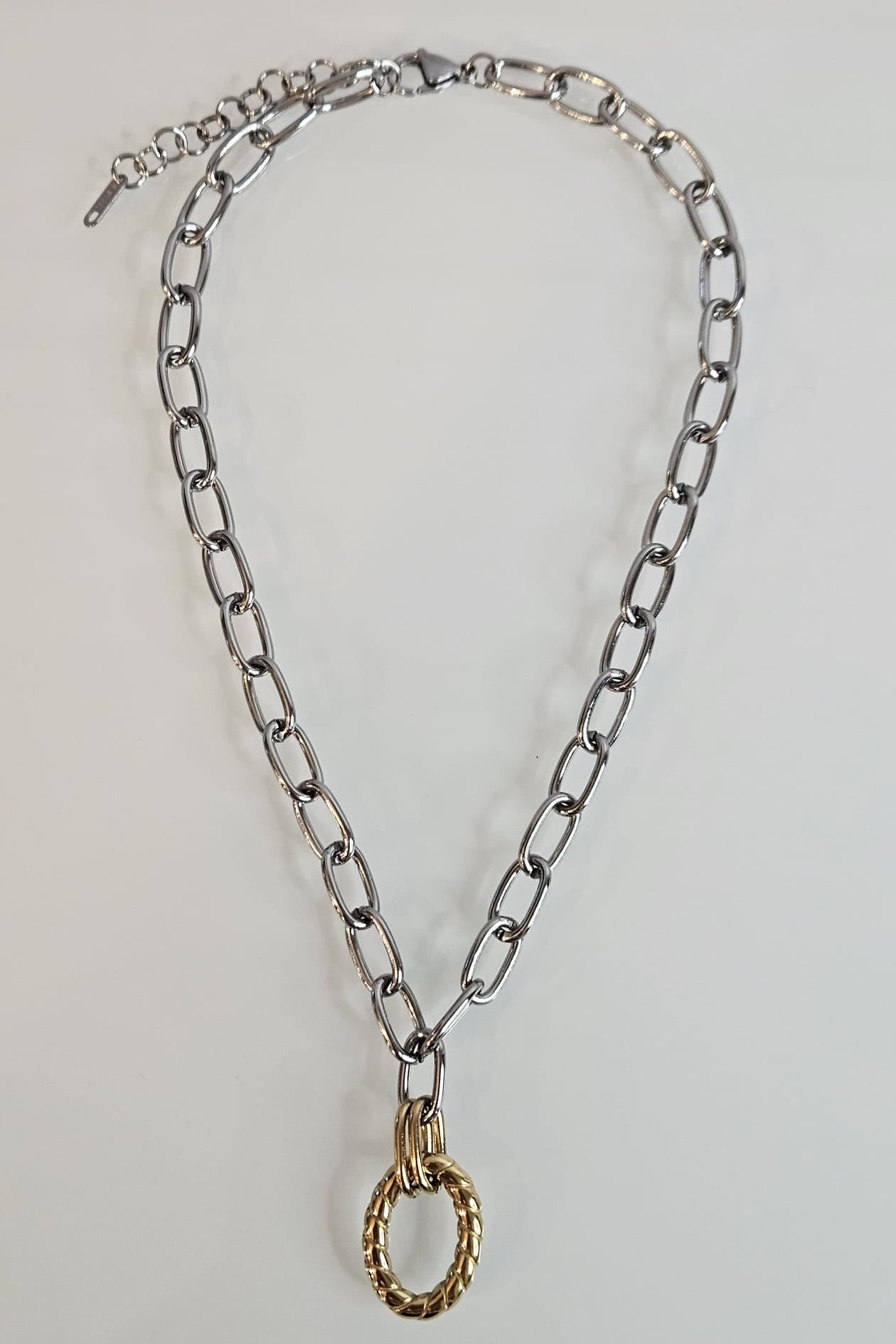 COLLAR PLATEADA CON PENDANT Y PANTALLAS DORADAS