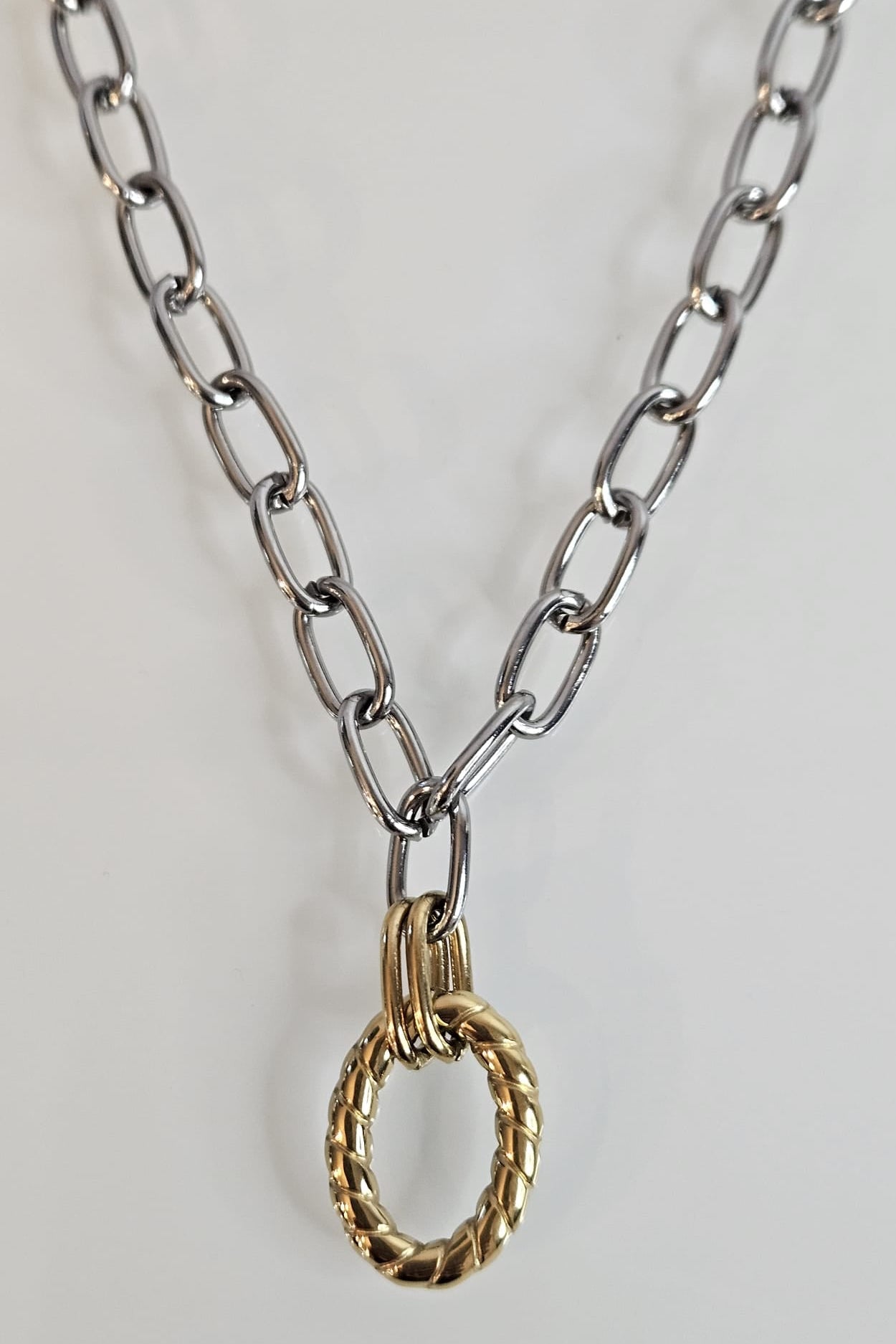 COLLAR PLATEADA CON PENDANT Y PANTALLAS DORADAS