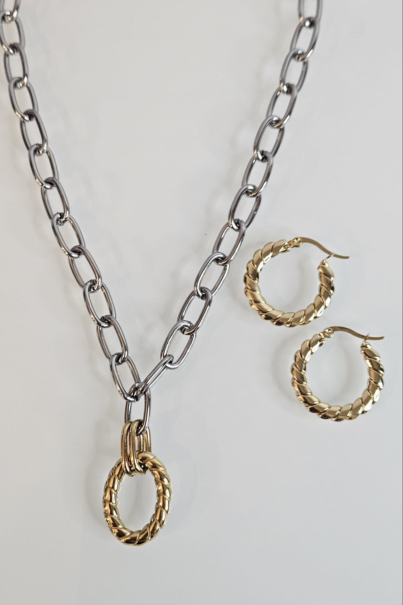 COLLAR PLATEADA CON PENDANT Y PANTALLAS DORADAS