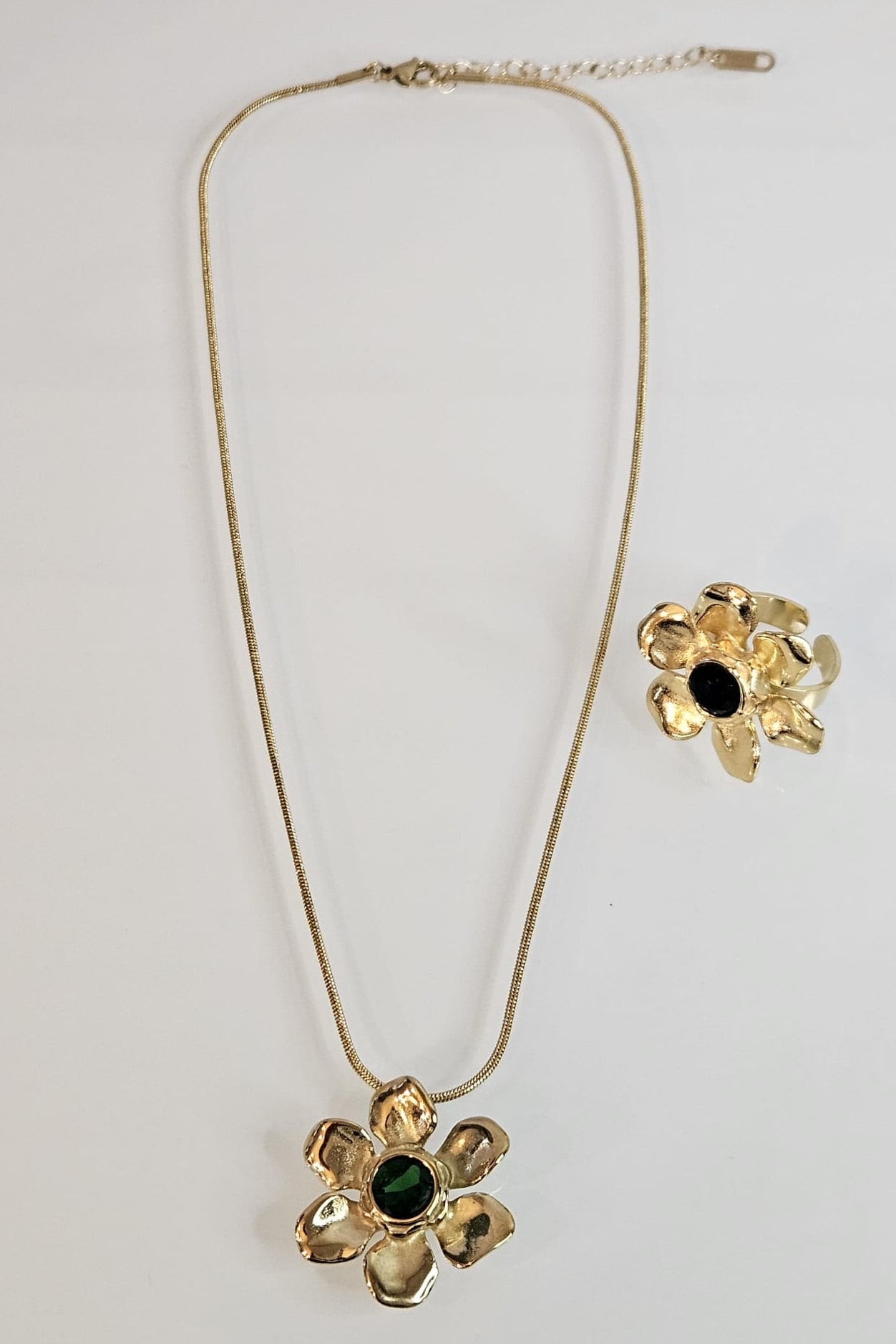 SET DE CADENA Y SORTIJA DE FLOR DORADA CON VERDE
