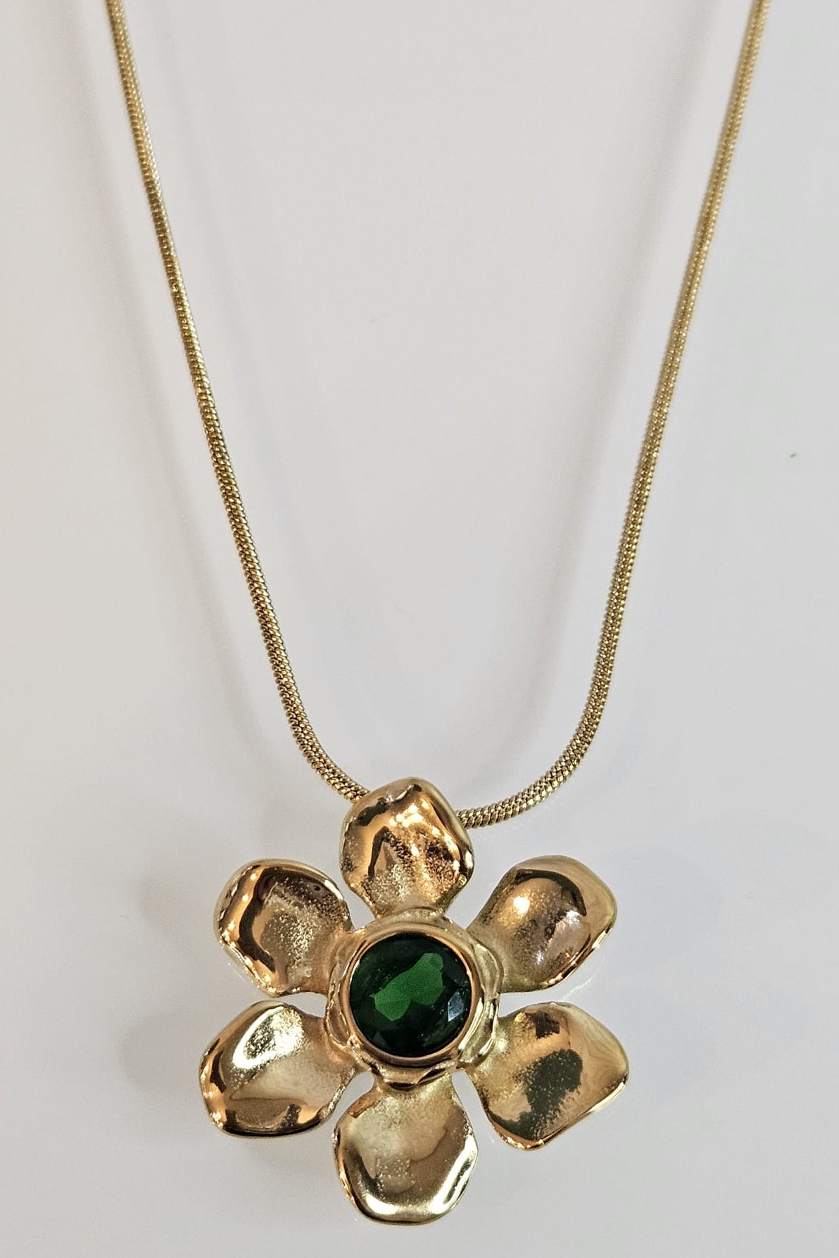 SET DE CADENA Y SORTIJA DE FLOR DORADA CON VERDE