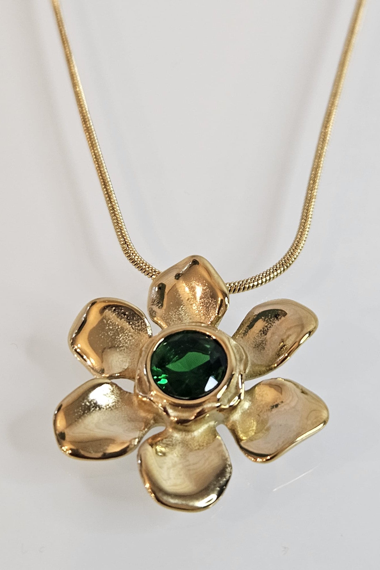 SET DE CADENA Y SORTIJA DE FLOR DORADA CON VERDE