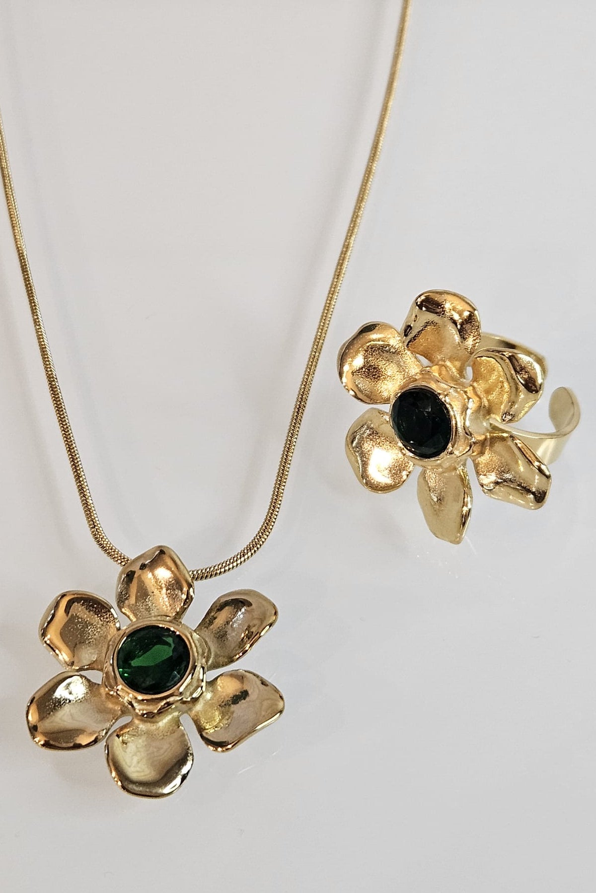 SET DE CADENA Y SORTIJA DE FLOR DORADA CON VERDE