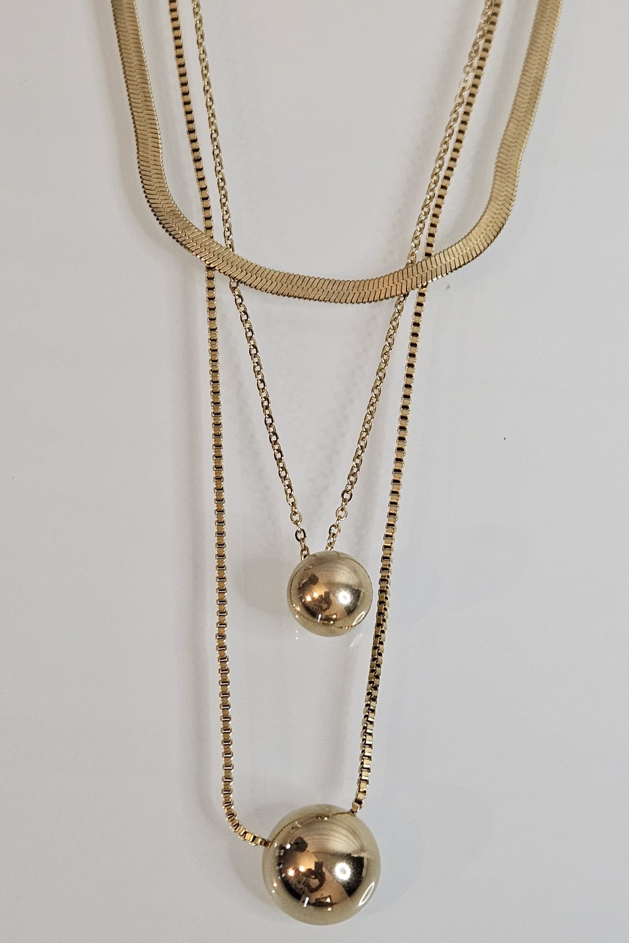 CADENA DORADA DE TRES "LAYERS" CON ESFERAS