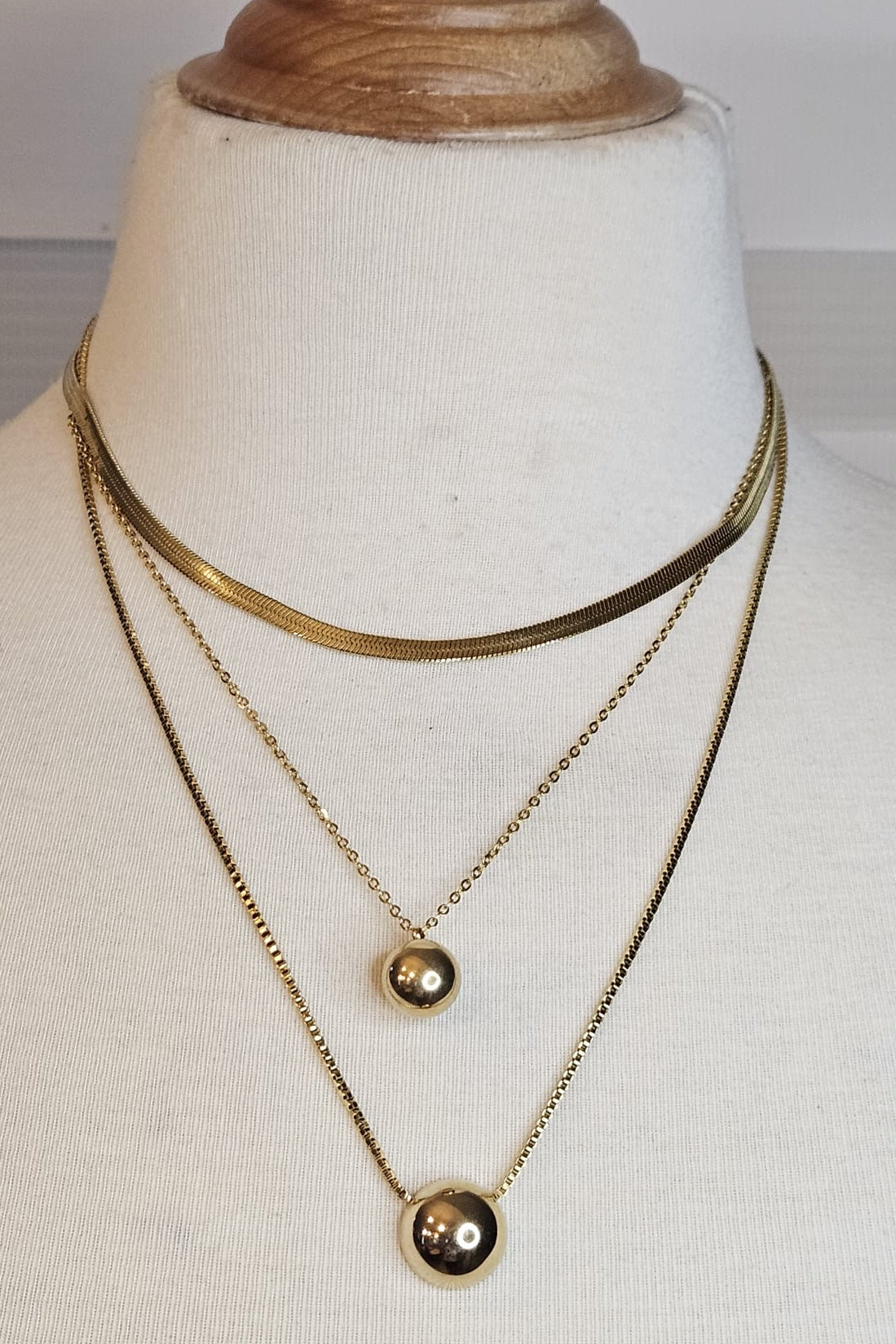 CADENA DORADA DE TRES "LAYERS" CON ESFERAS