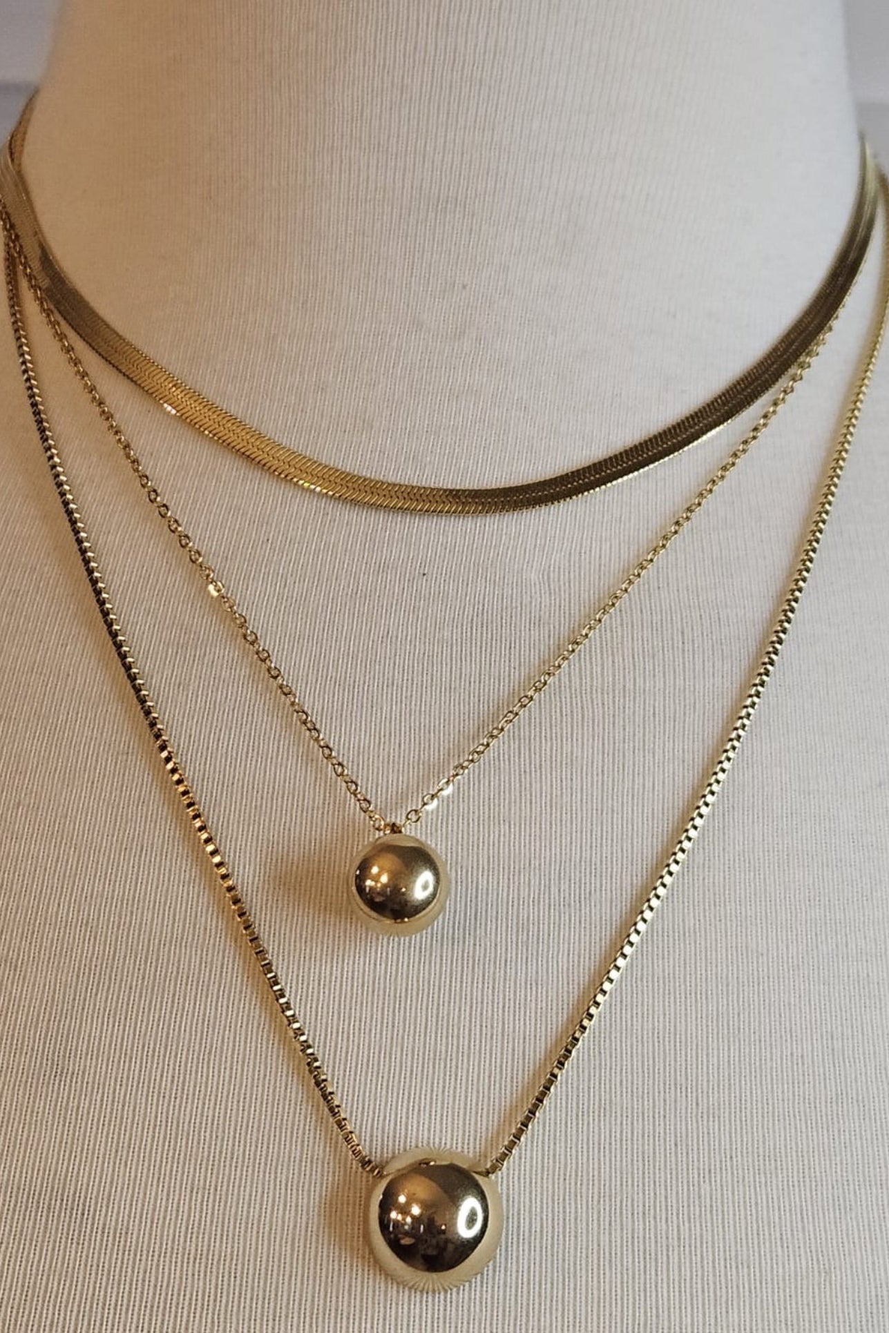 CADENA DORADA DE TRES "LAYERS" CON ESFERAS