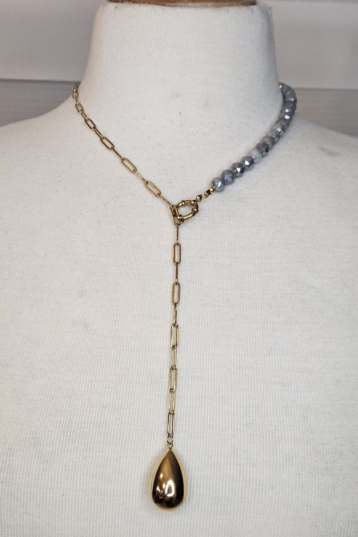 SET COLLAR, PULSERA Y PANTALLAS DORADO CON CRISTAL GRIS