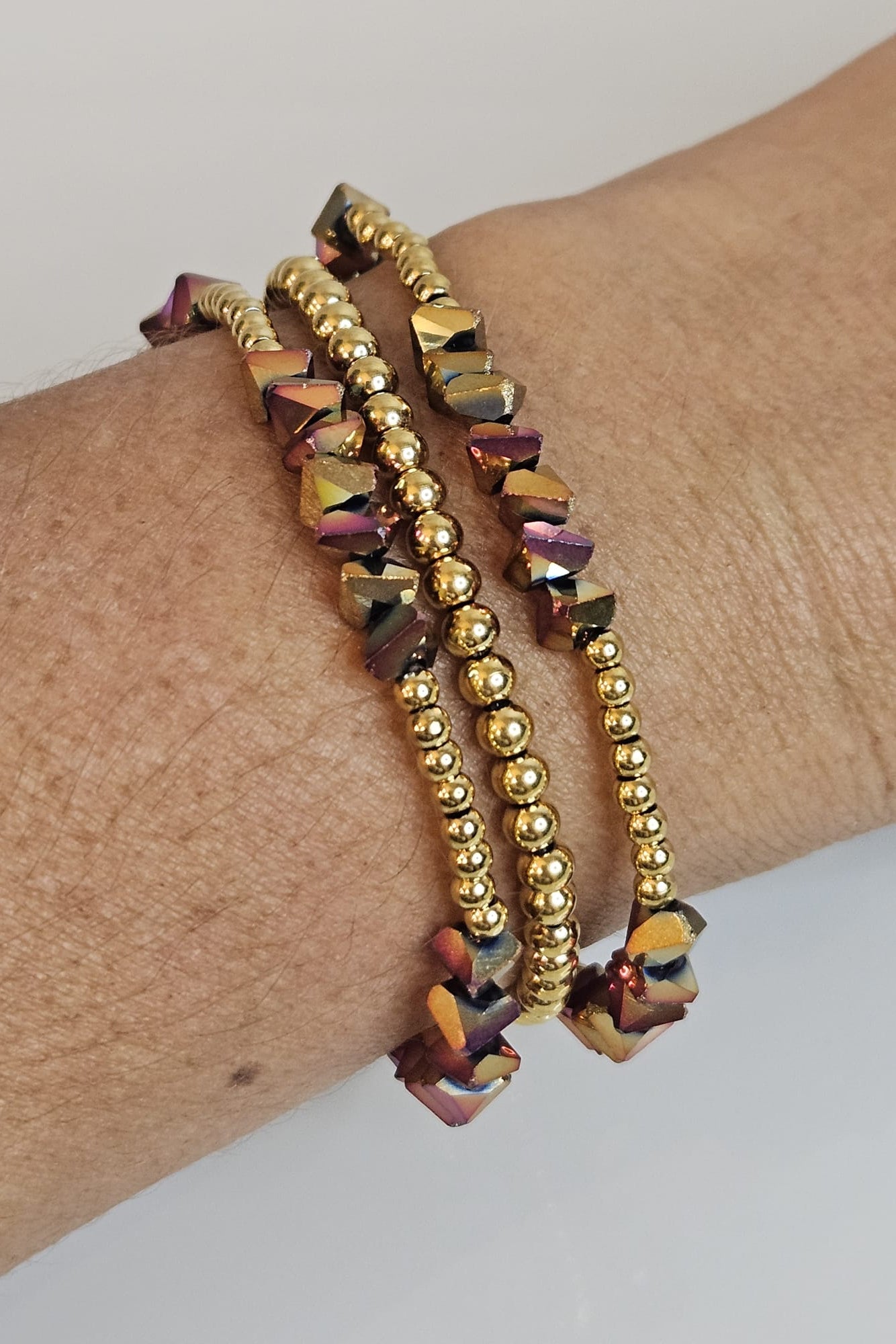 SET DE 3 PULSERAS ELÁSTICAS DORADAS Y TORNASOL