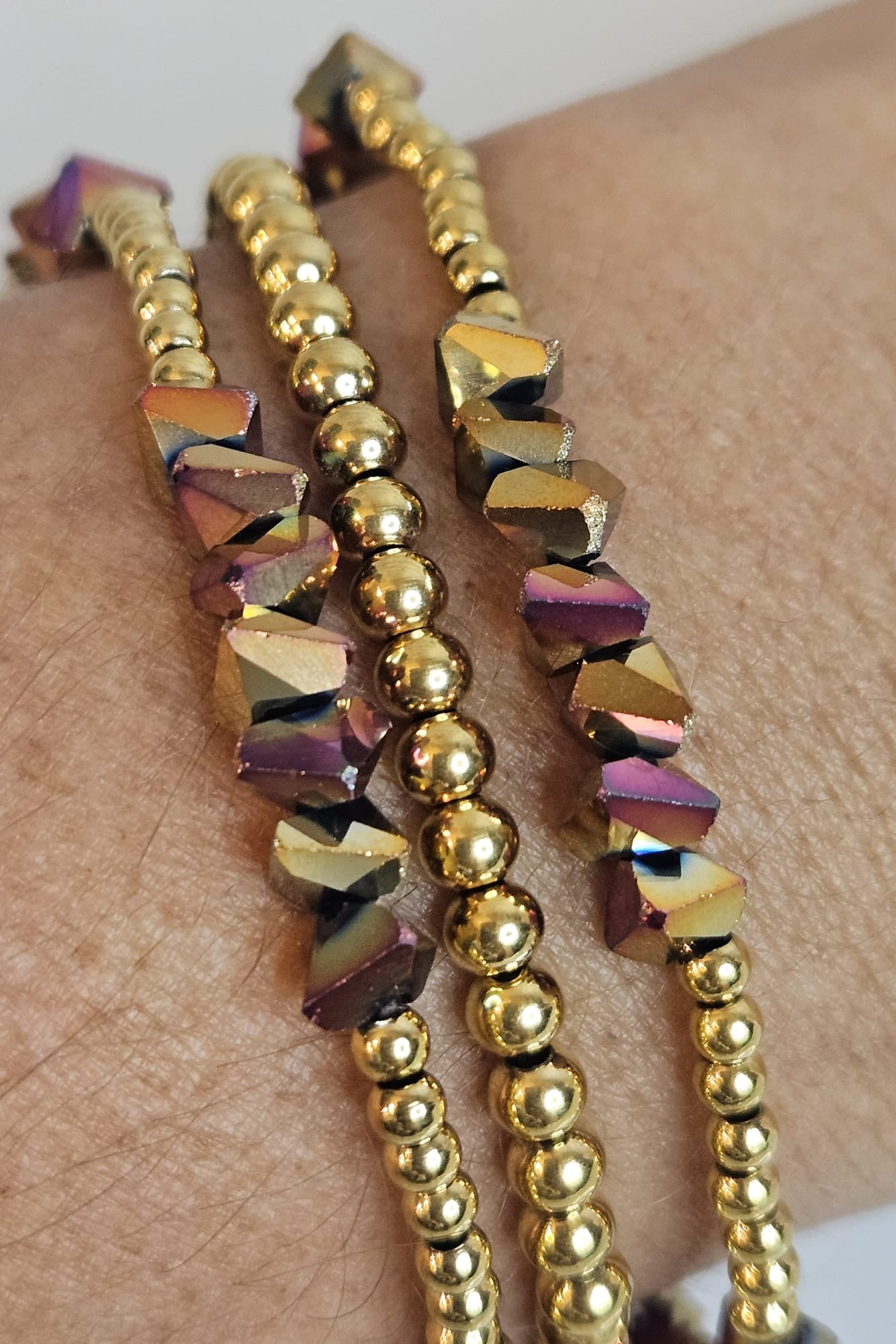 SET DE 3 PULSERAS ELÁSTICAS DORADAS Y TORNASOL