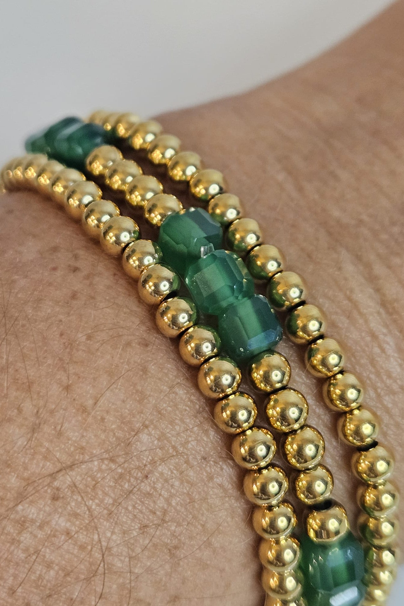 SET DE 3 PULSERAS ELÁSTICAS DORADAS Y VERDE