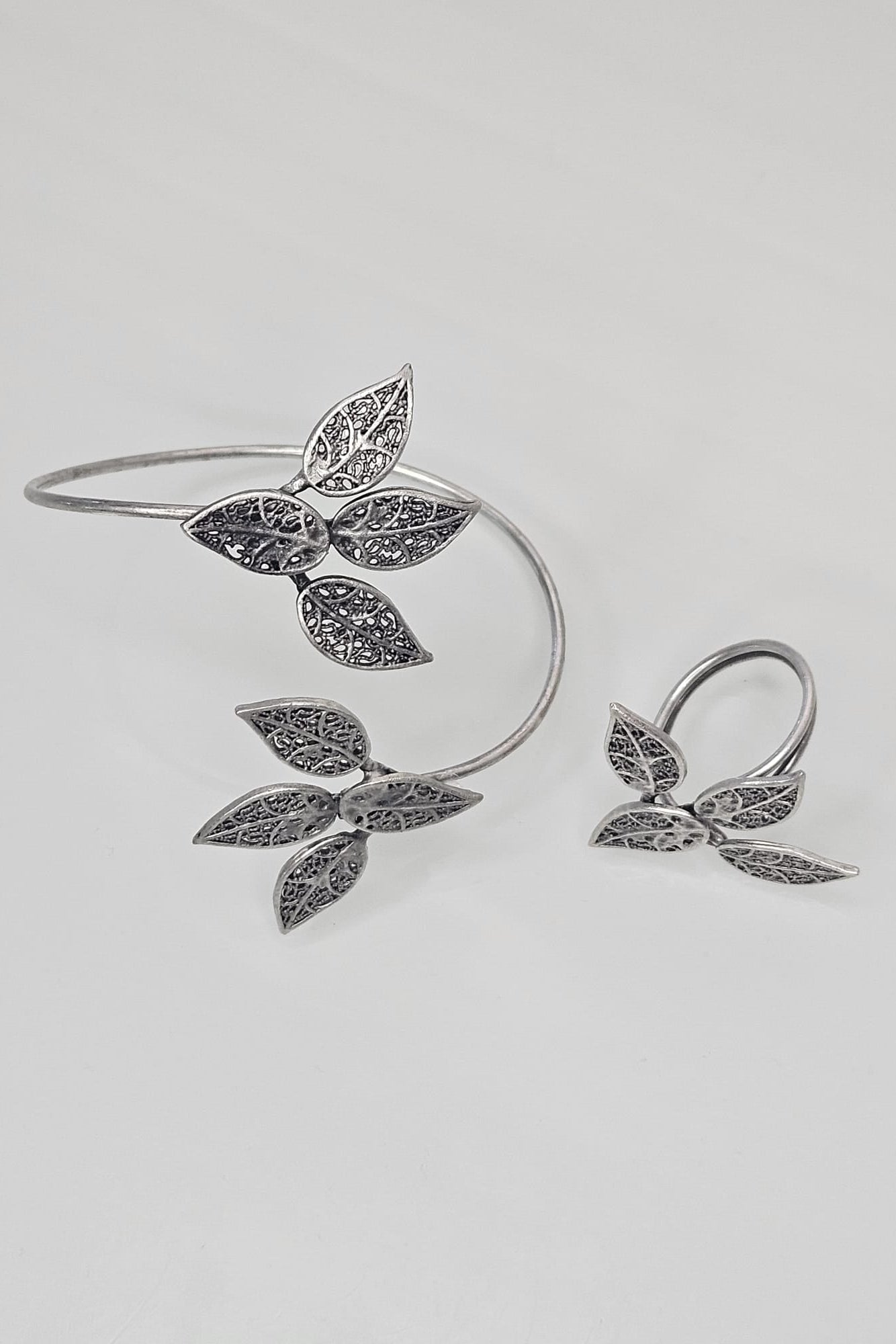 SET DE BRAZALETE Y SORTIJA TURCO DE HOJAS PLATEADO