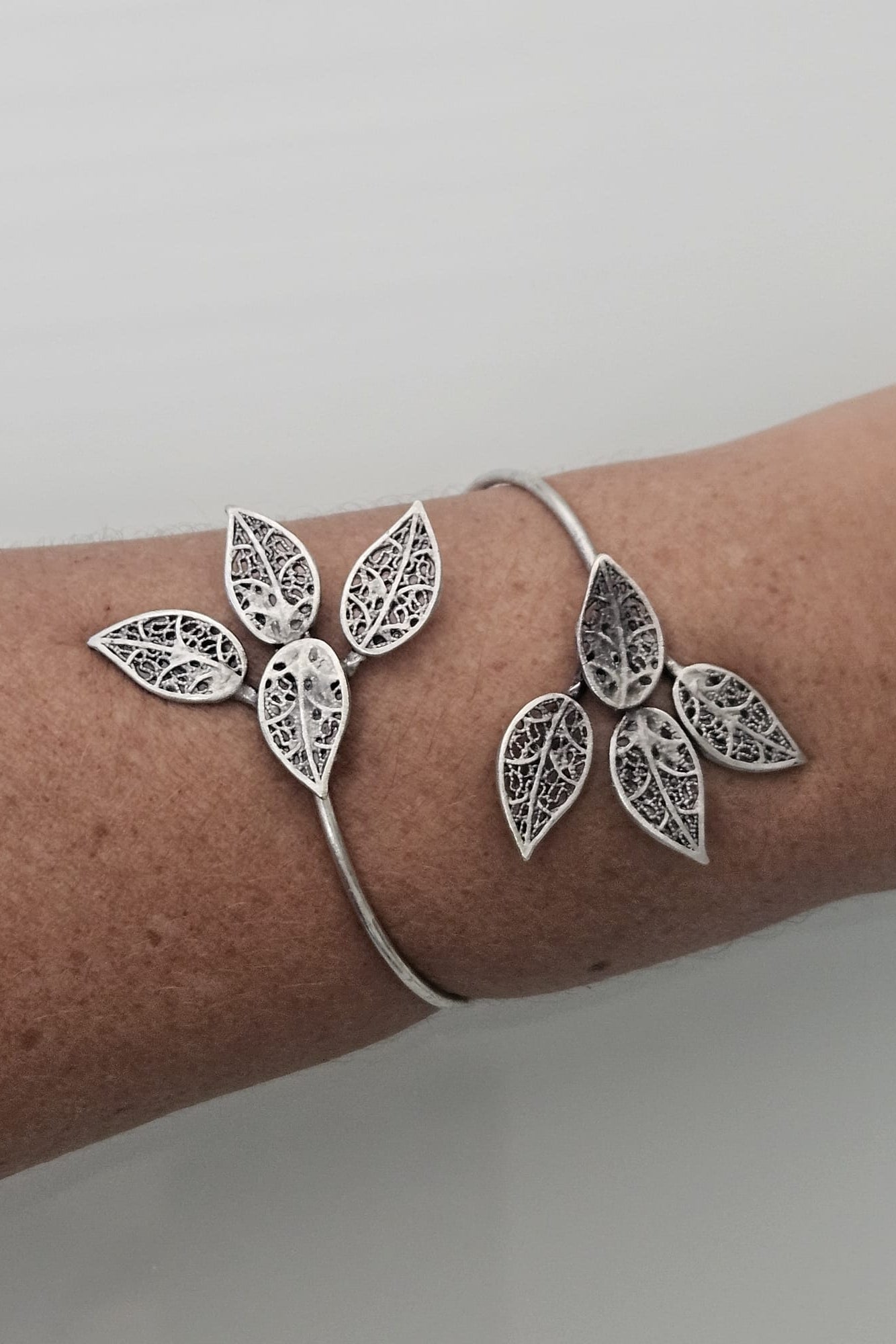 SET DE BRAZALETE Y SORTIJA TURCO DE HOJAS PLATEADO