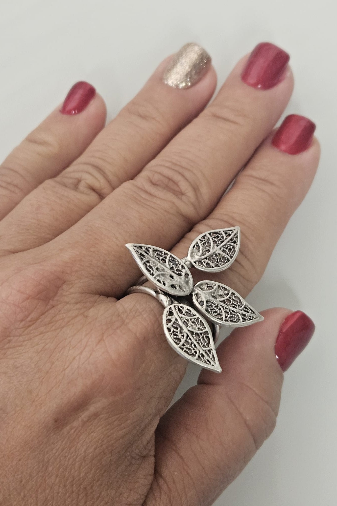 SET DE BRAZALETE Y SORTIJA TURCO DE HOJAS PLATEADO